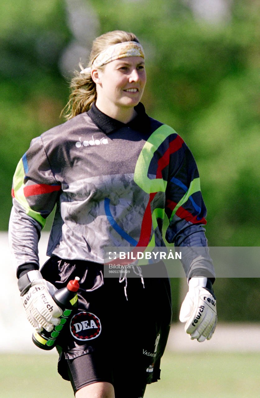 Fotboll, Damallsvenskan, Wä - Bälinge, 0-3: Ulrika Karlsson, målvakt, Bälinge. 