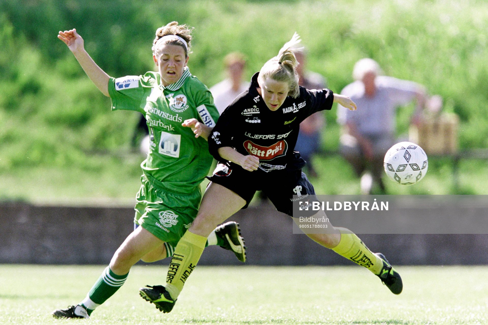 Fotboll, Damallsvenskan, Wä - Bälinge, 0-3: Therese Sjögran, Wä i kamp om bollen