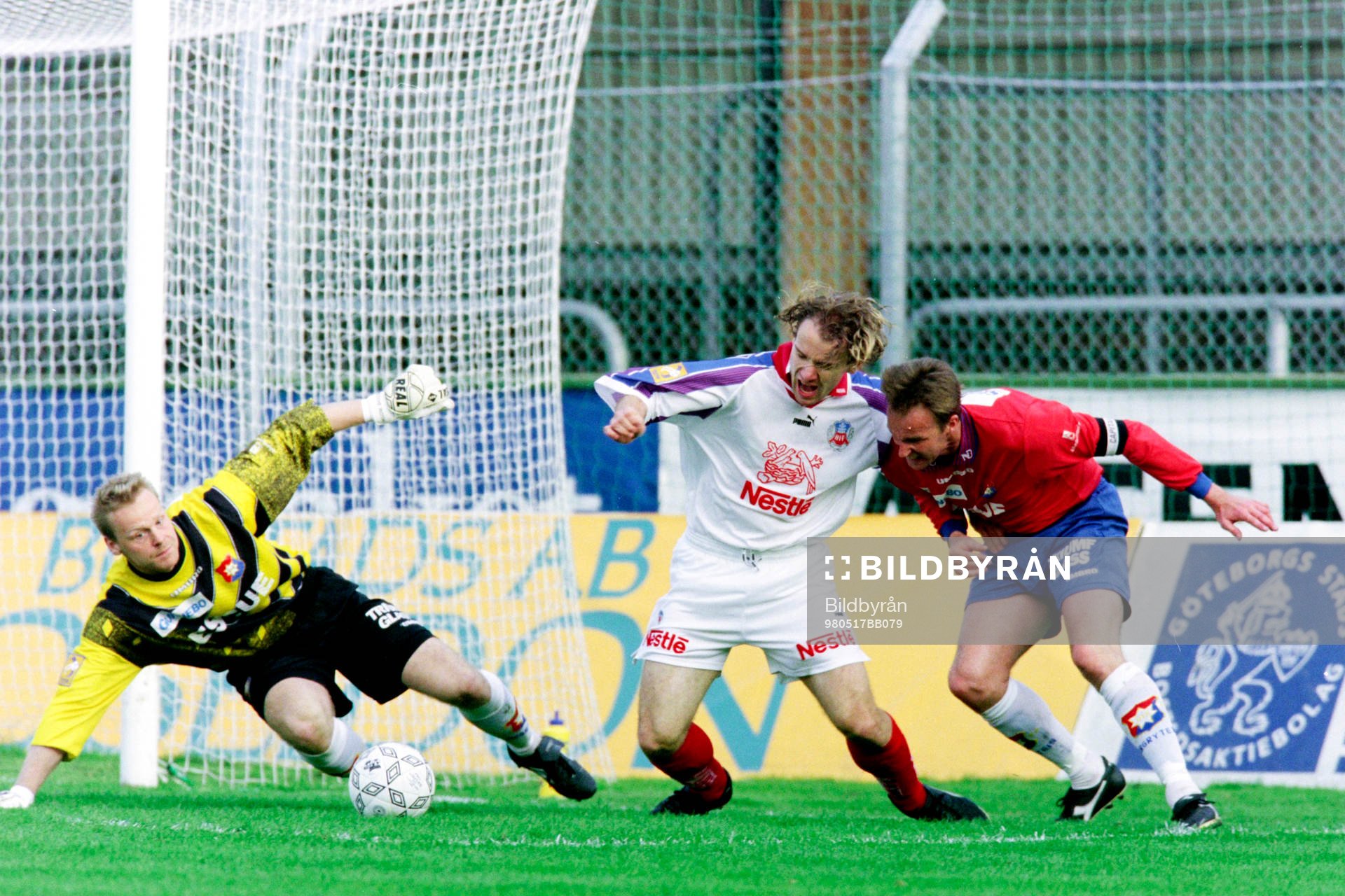 Fotboll, Allsvenskan, Örgryte - Helsingborg, 0-2: Arild Stavrum, Helsingborg framför örgrytes målvakt Freddie Roth.
