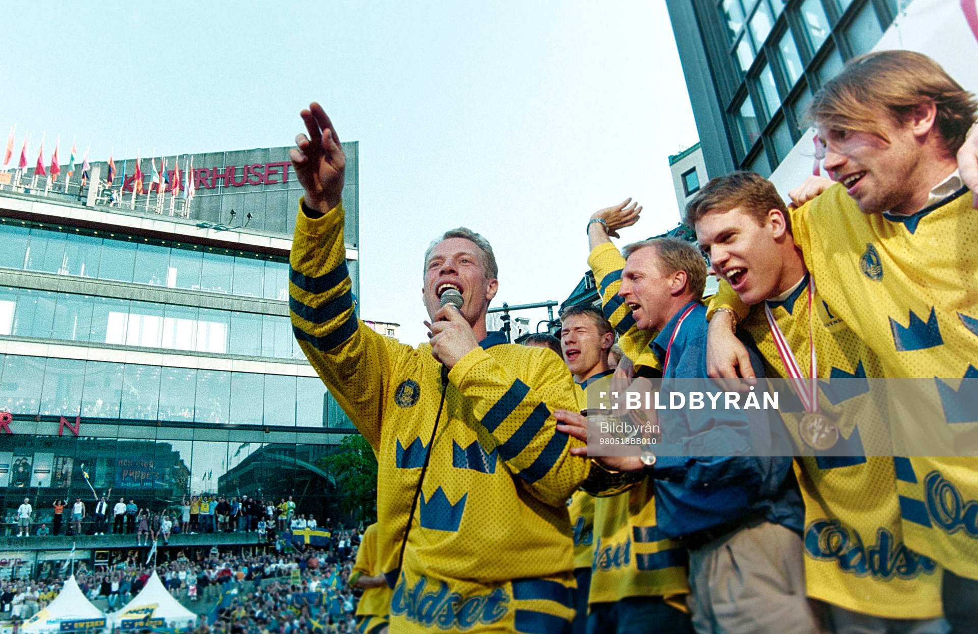 Jonas Bergqvist med mikrofonen