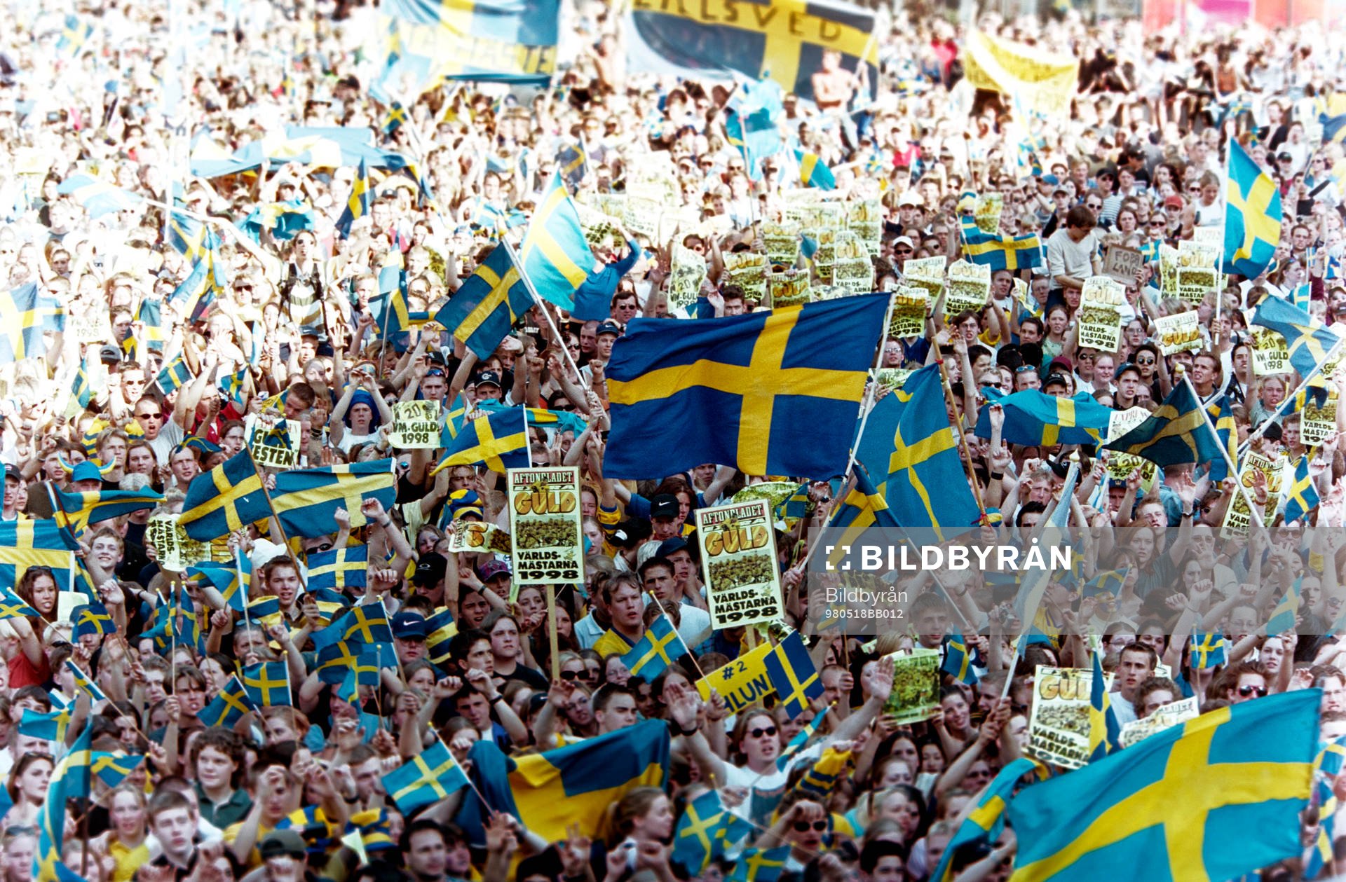 Massor av folk på Sergels Torg