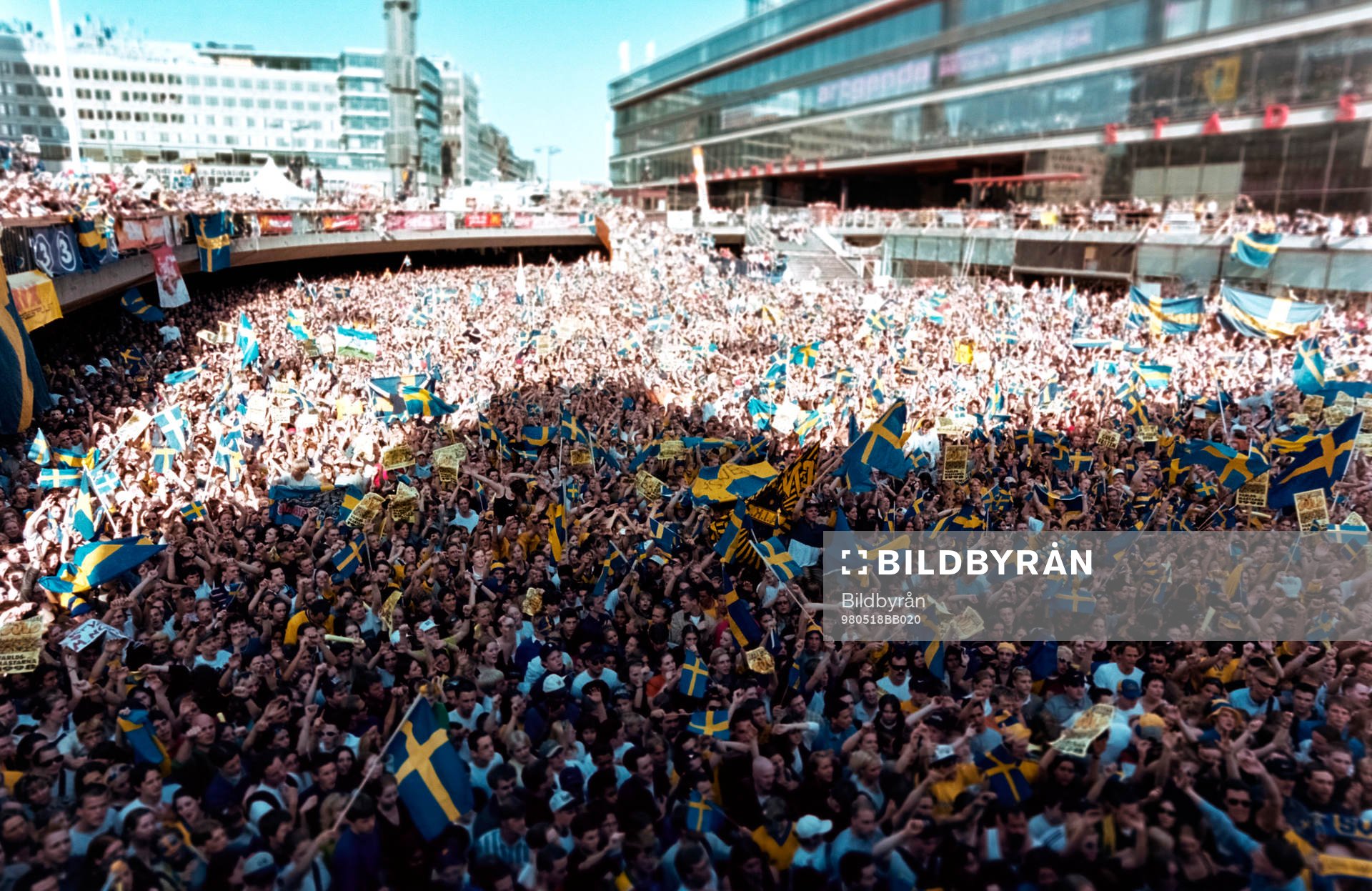 Massor av folk på Sergels Torg