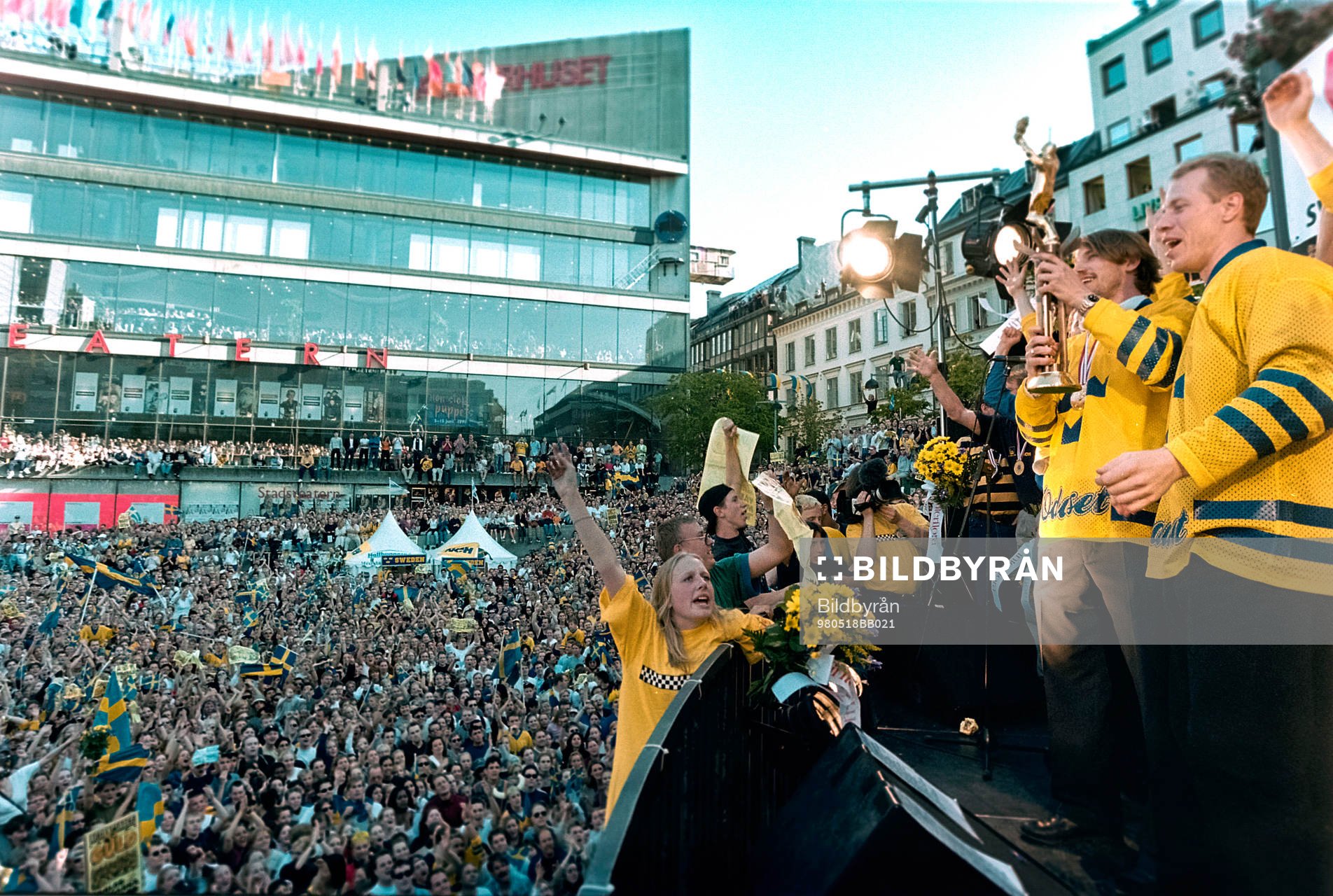 Peter Forsberg och Jonas Bergqvist tar emot folkets jubel