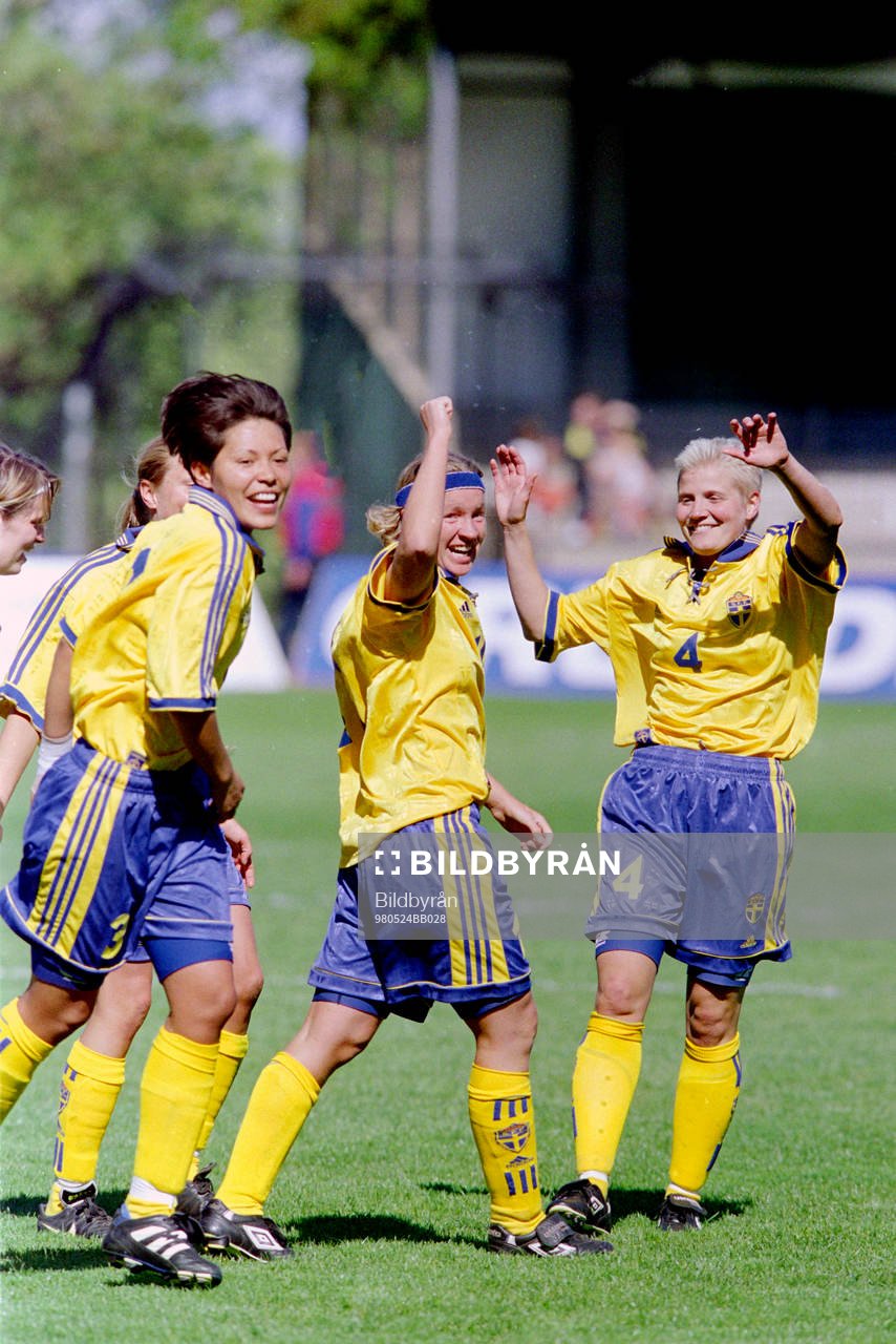 Fotboll, Damer, VM-Kval, Sverige - Spanien, 3-1: Jane Törnqvist, Victoria Svensson Sandell och Åsa Lönnqvist, Sverige jublar efter mål.