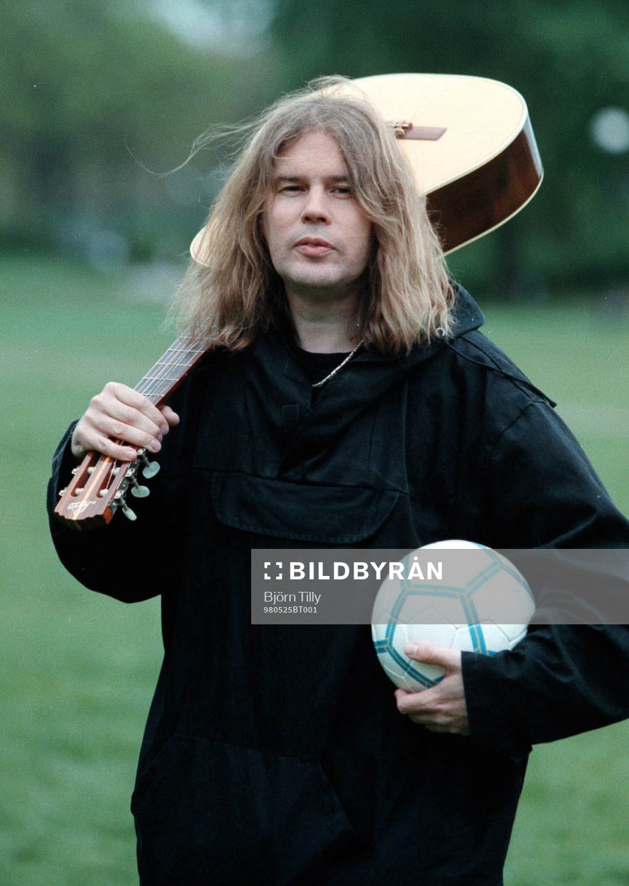 Staffan Hellstrand älskar fotboll och musik, här i