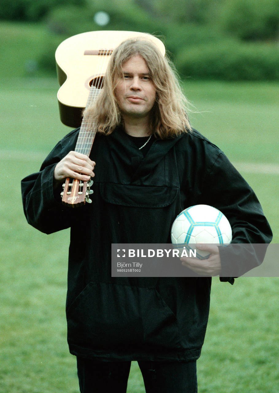 Staffan Hellstrand älskar fotboll och musik, här i