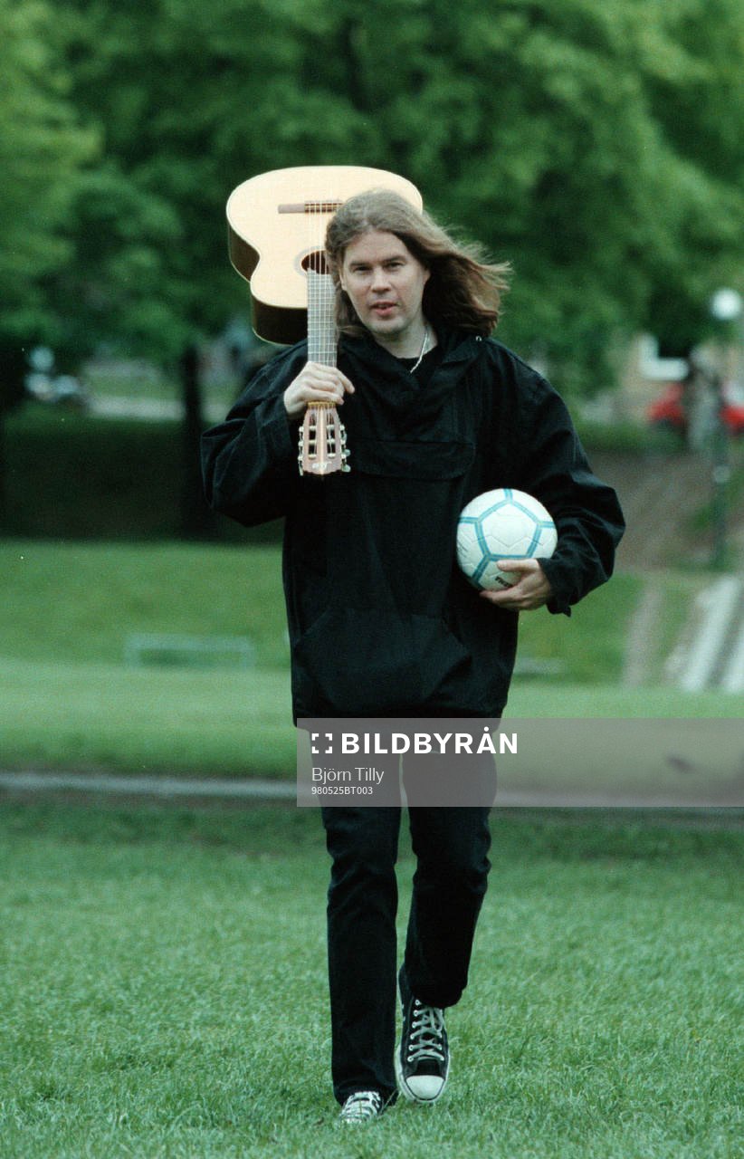 Staffan Hellstrand älskar fotboll och musik, här i