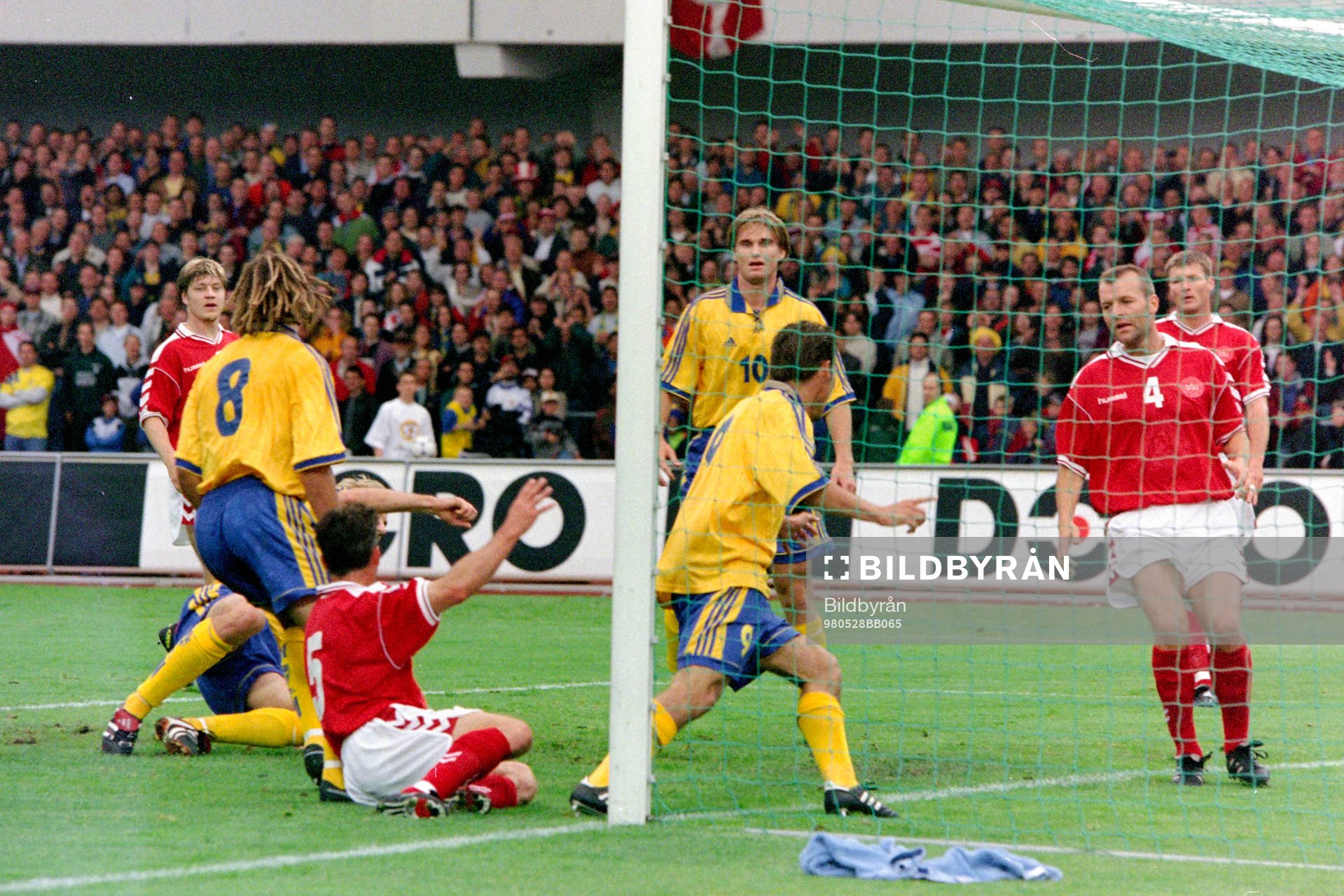 Fredrik Ljungberg slår in 1-0 till Sverige