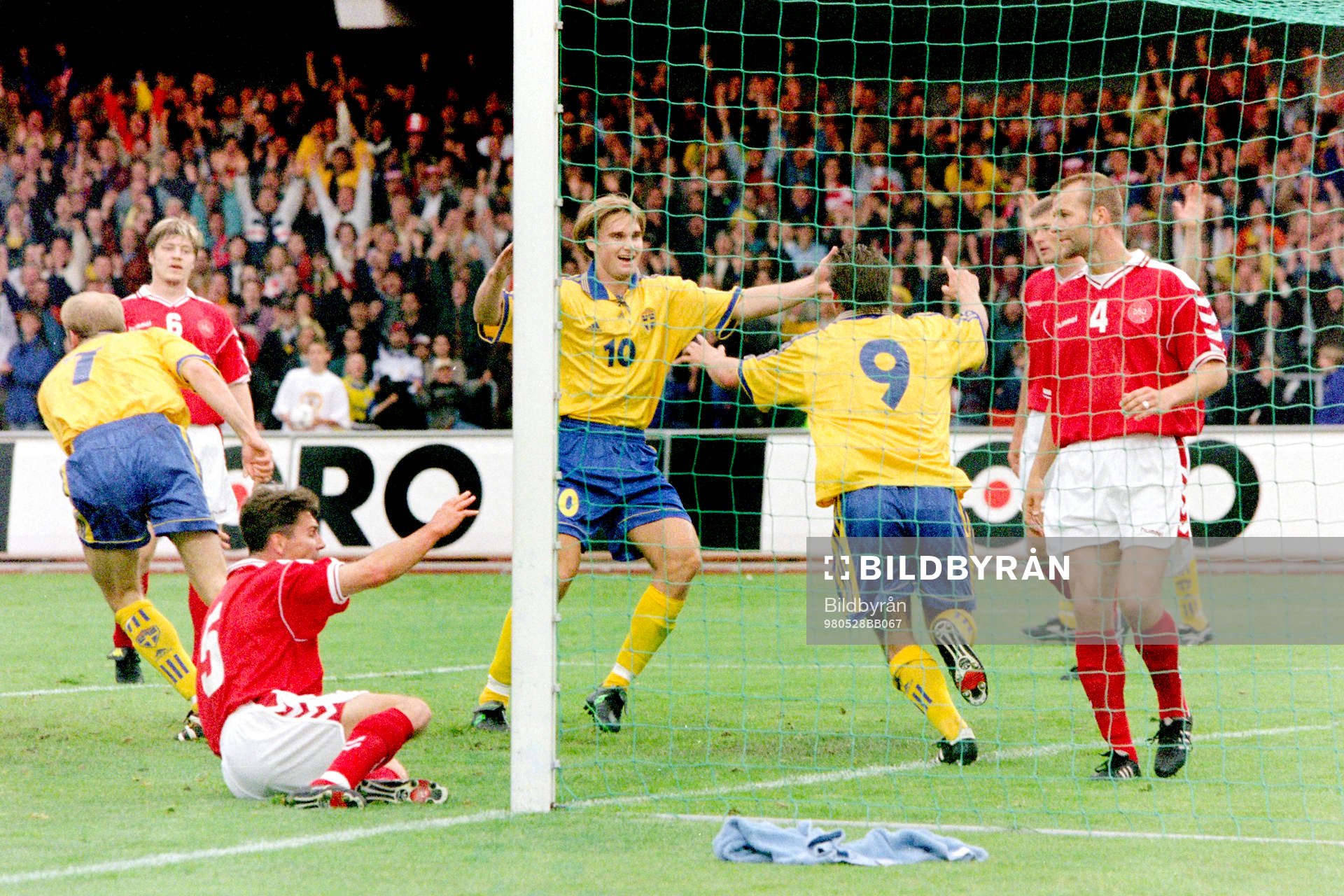 Fotboll, Sverige - Danmark, 3-0: Andreas Andersson och Fredrik Ljungberg, Sverige jublar efter 1-0.