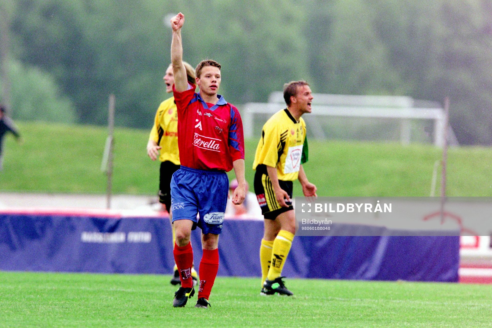 Fotboll, Div 1 Södra, IFK Hässleholm - Gunnilse, 1-2: Andreas Tell, Gunnilse jublar efter 0-1.