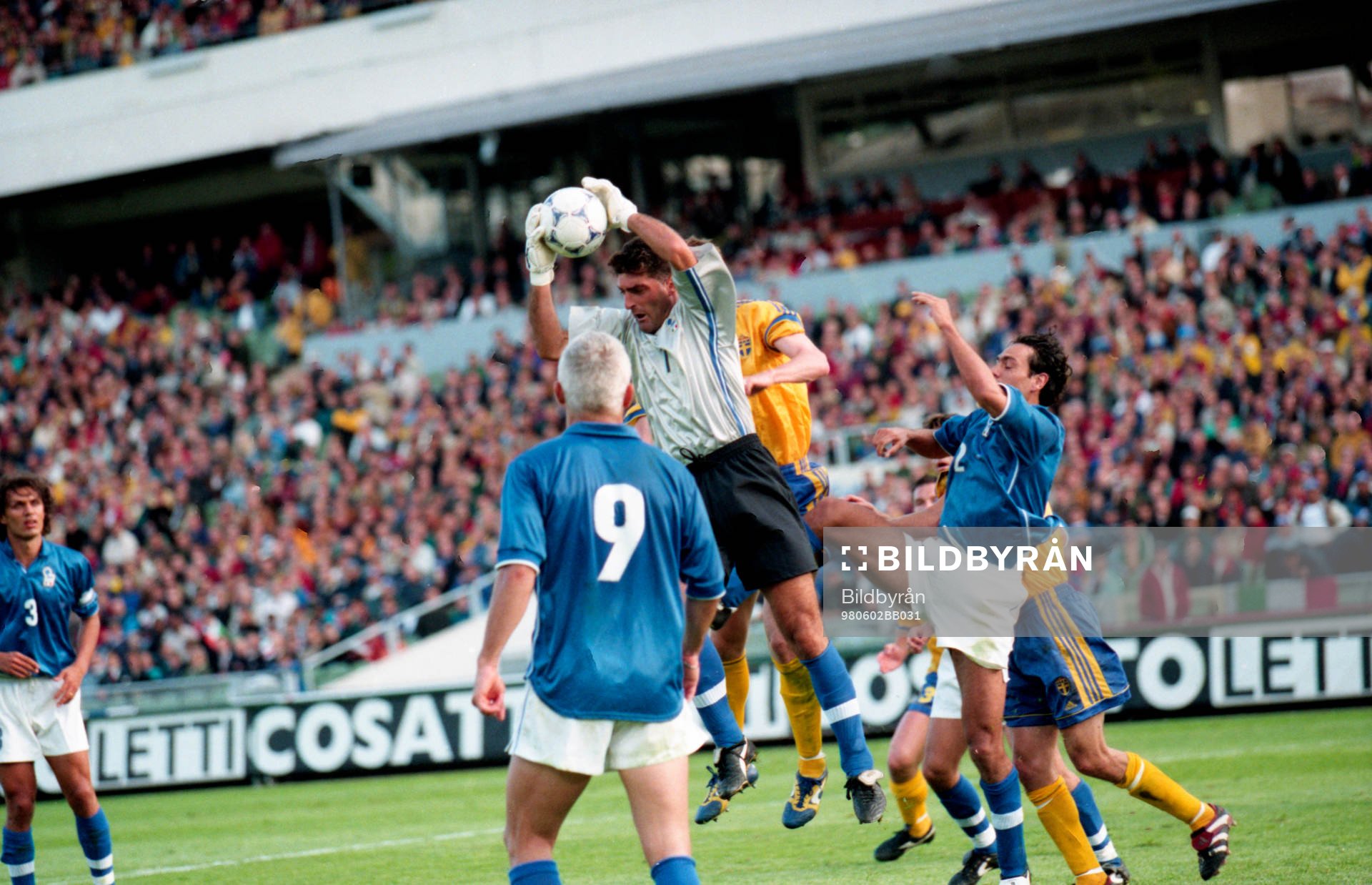 Gianluca Pagliuca, målvakt, Italien räddar bollen
