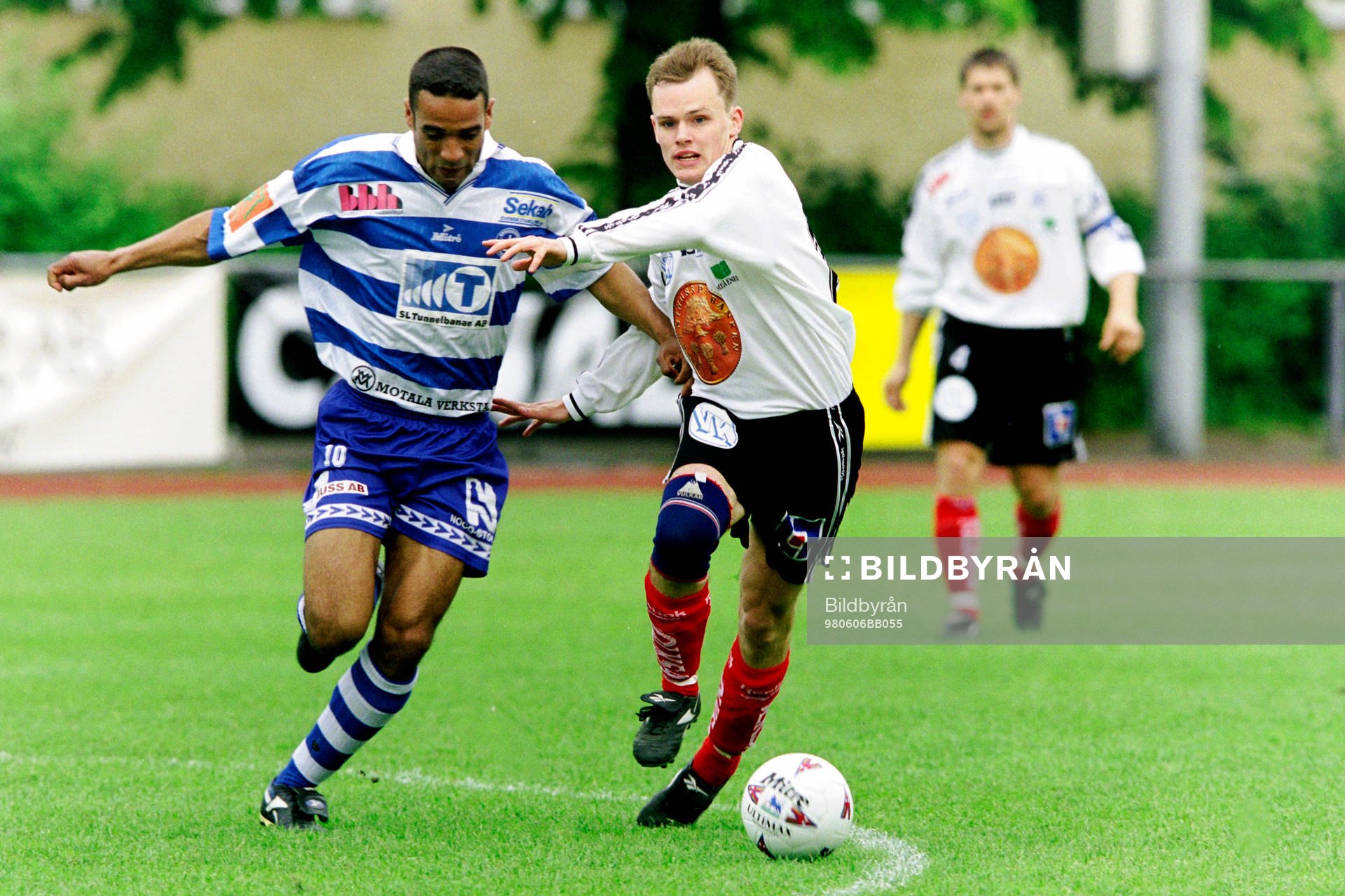 Fotboll, Div 1 Norra, Spårvägen - Umeå, 5-1: Glenn Myrthil, Spårvägen och David Lindgren, Umeå.
