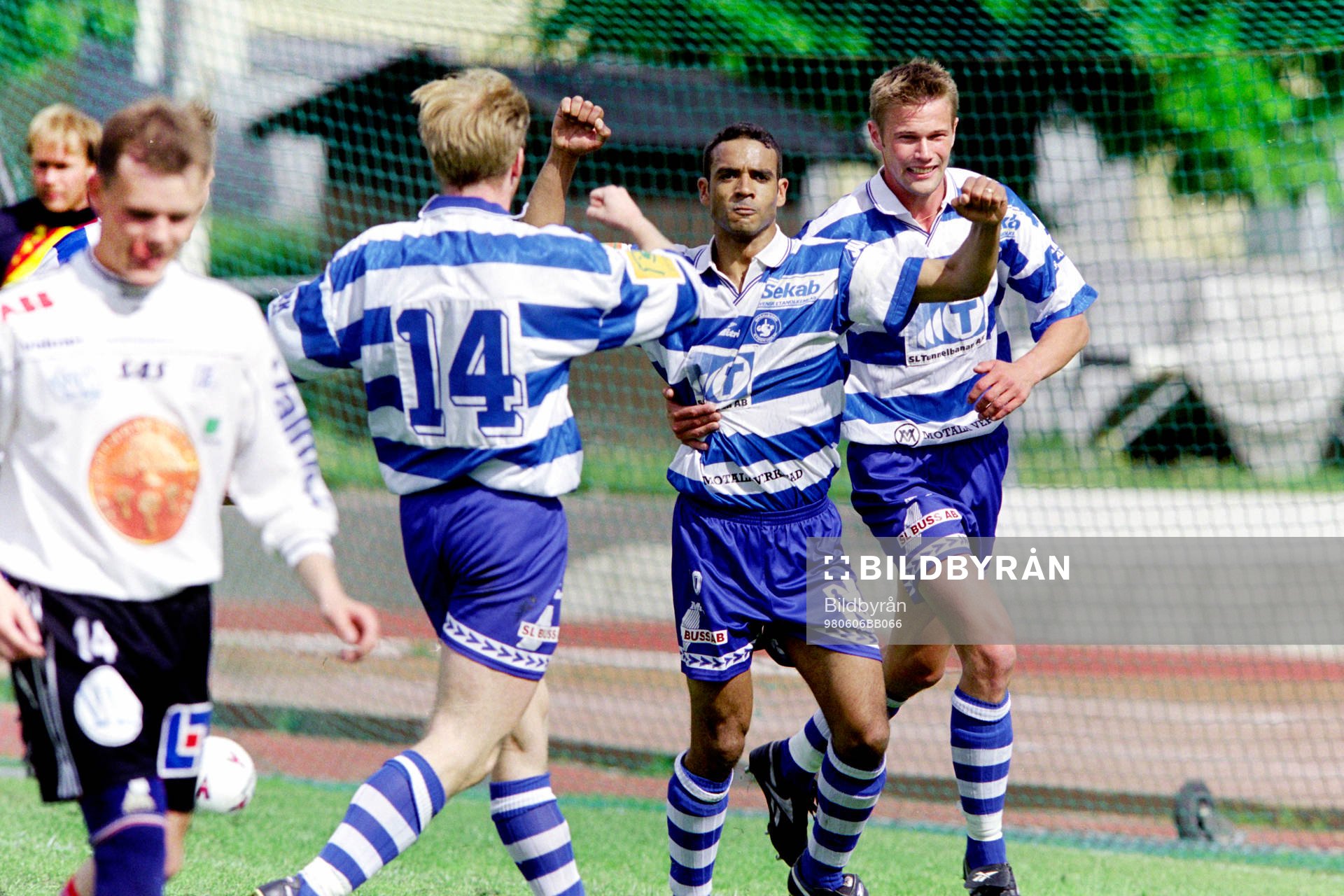 Fotboll, Div 1 Norra, Spårvägen - Umeå, 5-1: Glenn Myrthil, Spårvägen jublar efter mål.