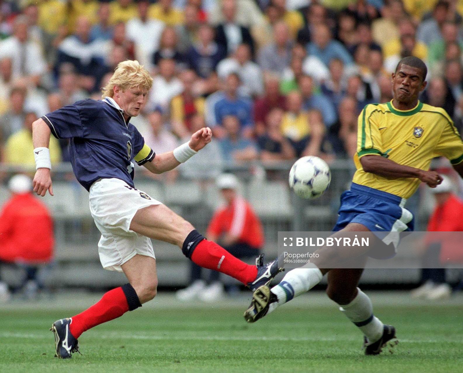 Colin Hendry with Junior Baiano, Brasilien