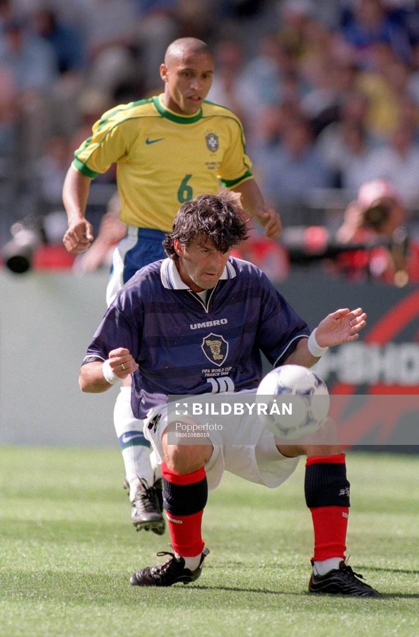 Darren Jackson, Skottland framför Roberto Carlos, Brasilien