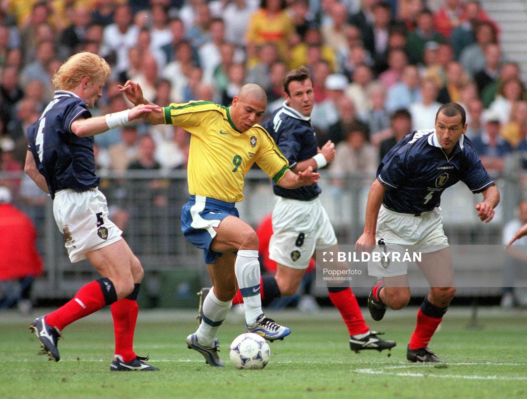  Ronaldo, Brasilien, Hendry, Burley och Calderwood, Skottland.
