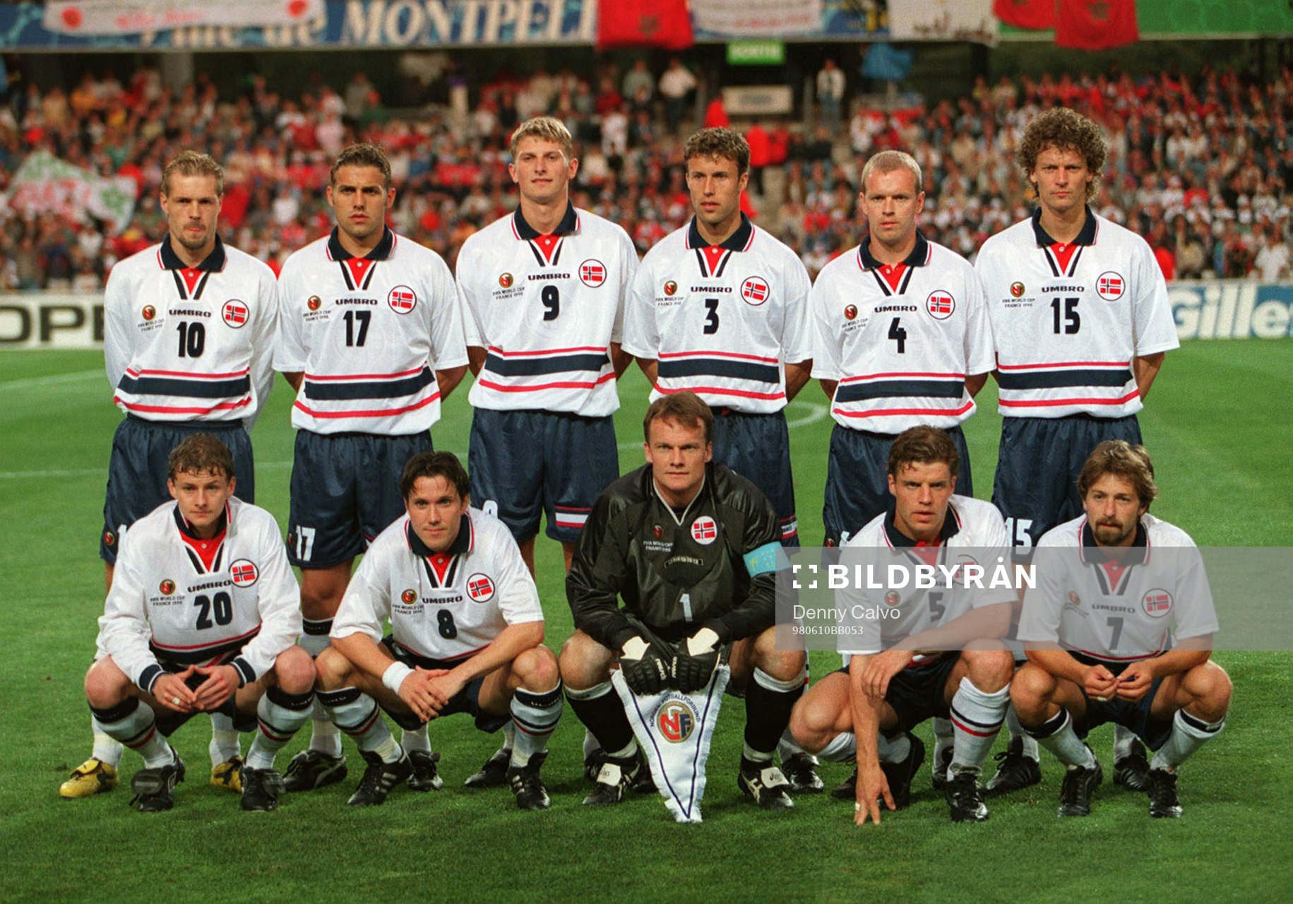  Kjetil Rekdal, Håvard Flo, Tore André Flo, Ronny Johnsen, Henning Berg och Dan Eggen. Sittande: Ole Gunnar Solskjaer (Ole Gunnar Solskjär), Öyvind Leonhardsen, Frode Grodås, Stig Inge Björnebye och Erik Mykland