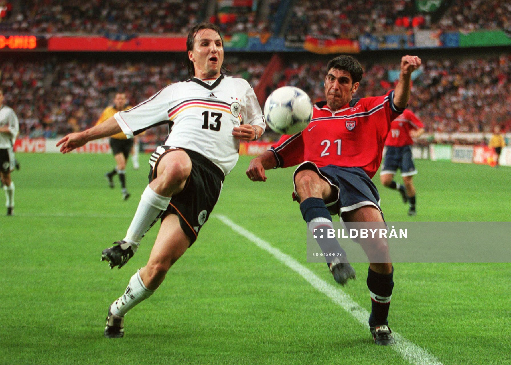 Jens Jeremies, Tyskland, och Claudio Reyna, USA