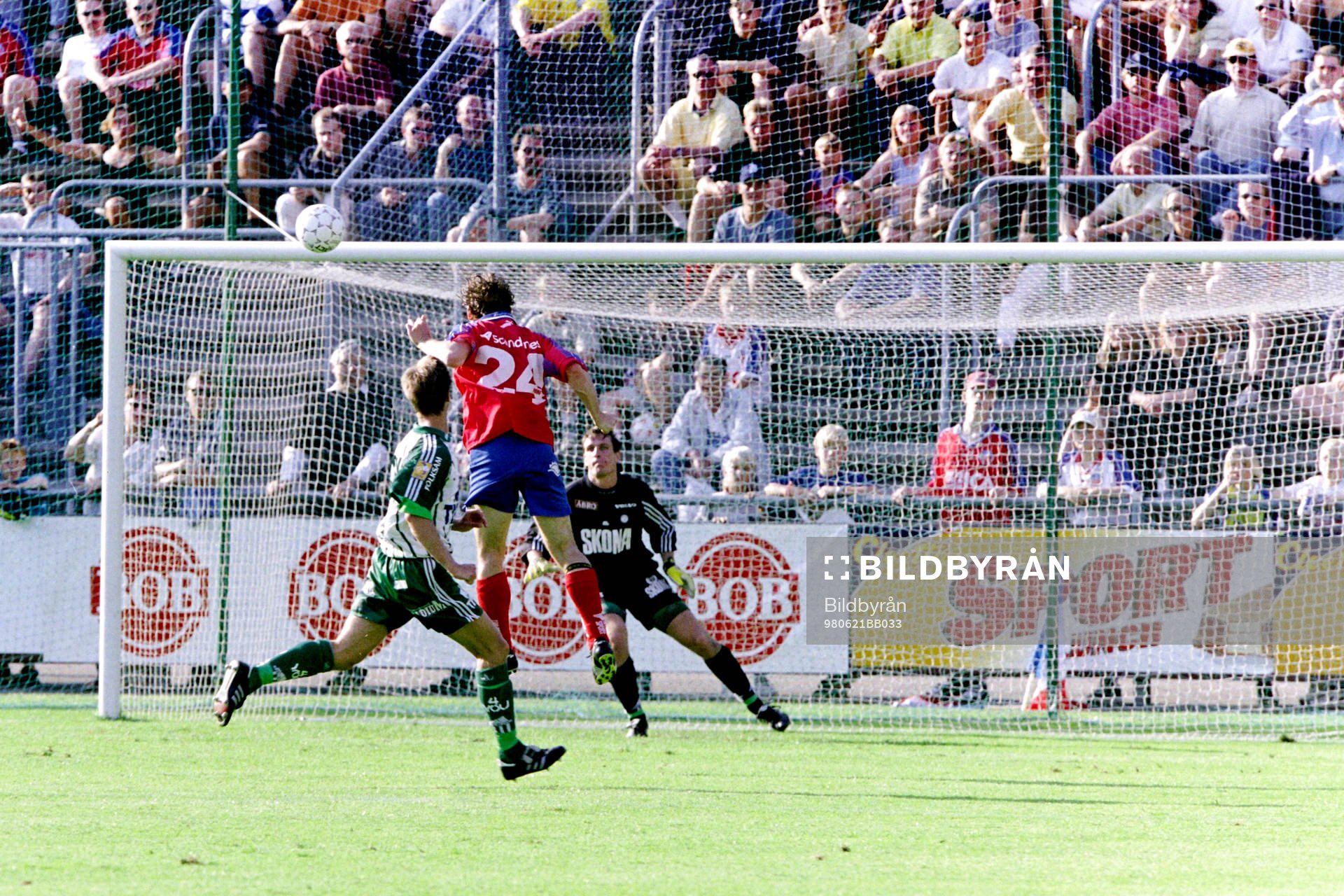 Fotboll, Allsvenskan, Helsingborg - Västra Frölunda, 6-2: Arild Stavrum, Helsingborg framför frölundas målvakt Robert Tranberg.