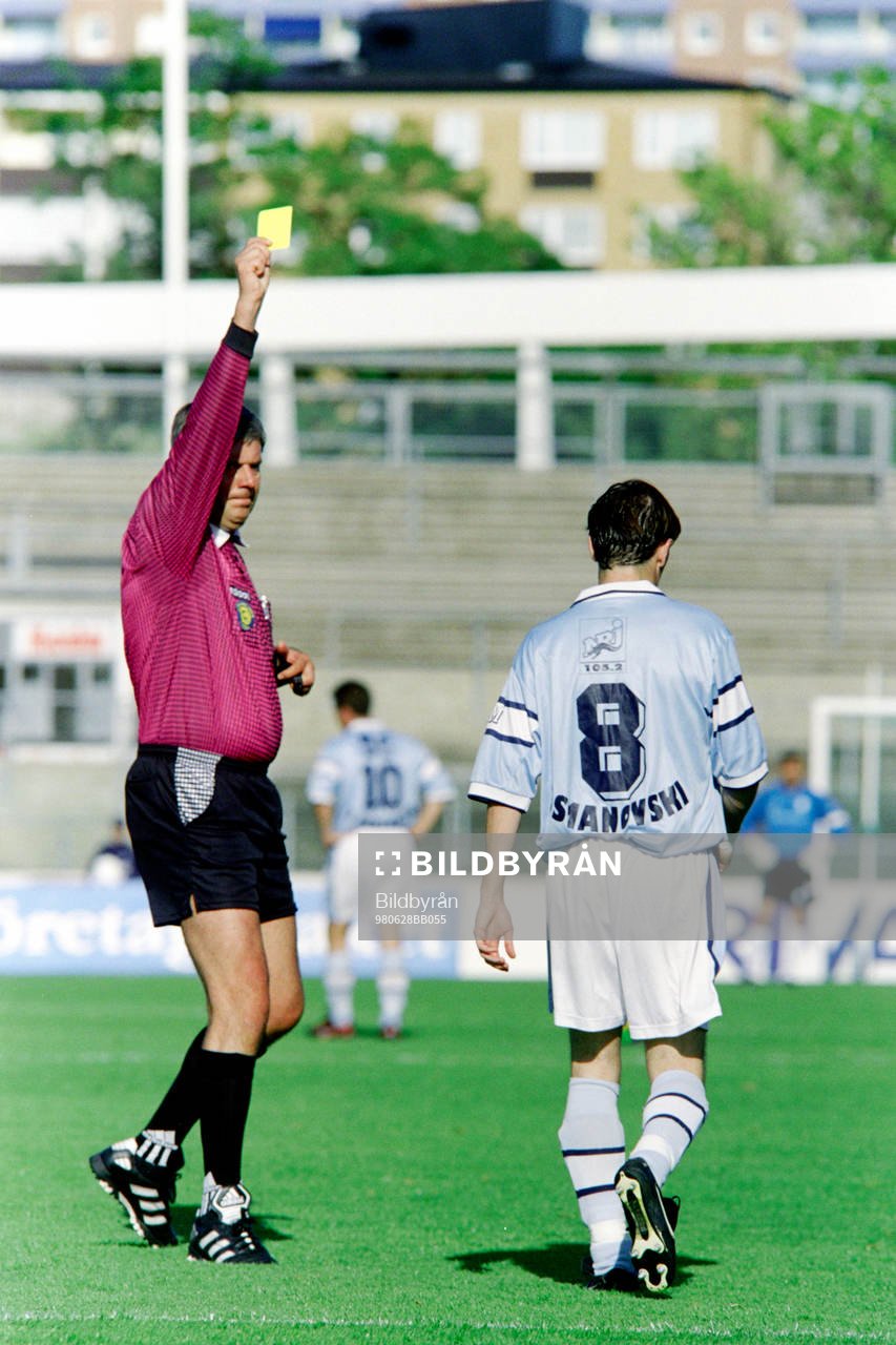 Fotboll, Allsvenskan, Malmö FF - Häcken, 4-0: Rune Larsson, Domare ger gult kort till Yksel Osmanovski, Malmö