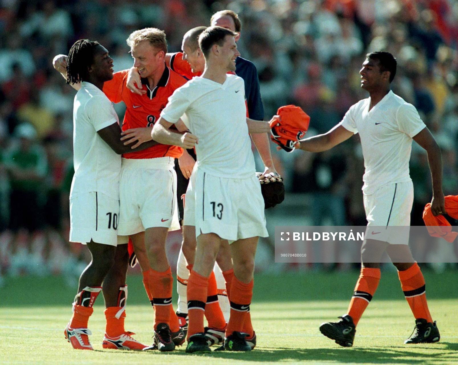 Jubel, Holland. Dennis Bergkamp kramas om av Clarence