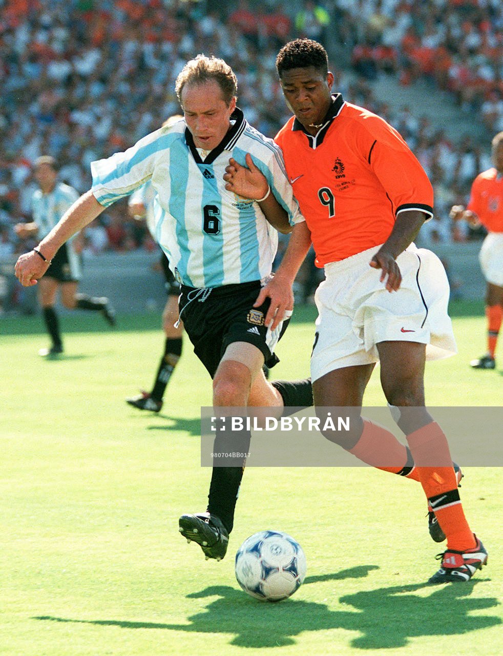 Roberto Sensini, Argentina och Patrick Kluivert, Holland