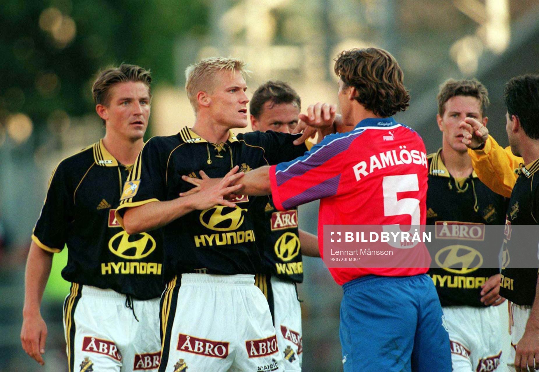 Johan Mjällby och Andreas Jakobsson i en dispyt