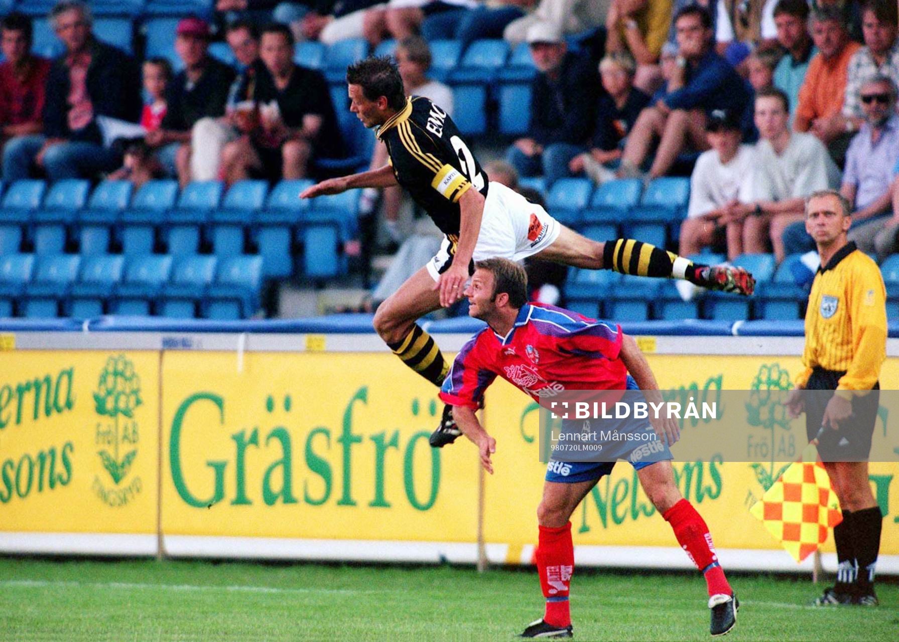Krister Nordin och flyger fram över Kenneth Storvik