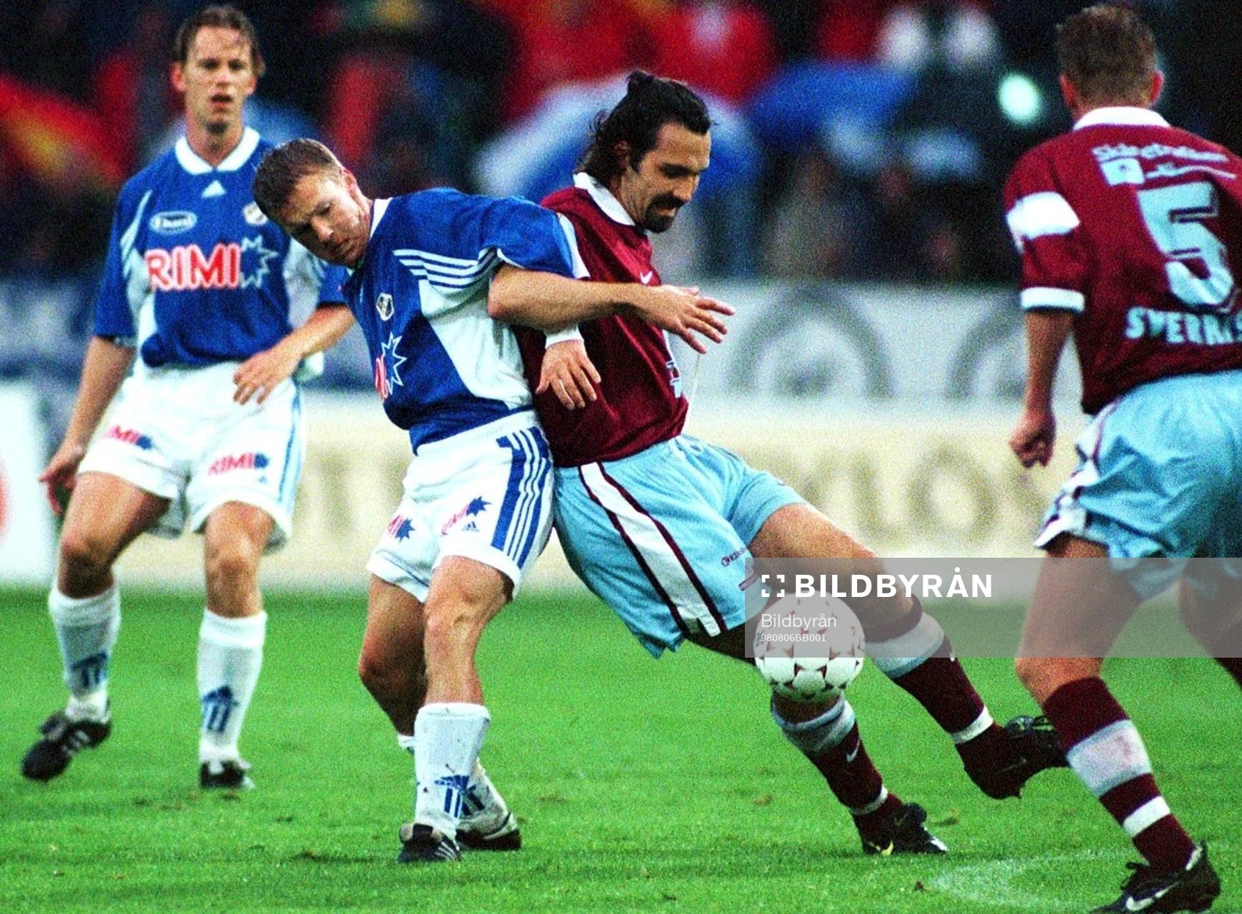 Armkrok mellan balmös Dejan Pavlovic och halmstads Fredrik