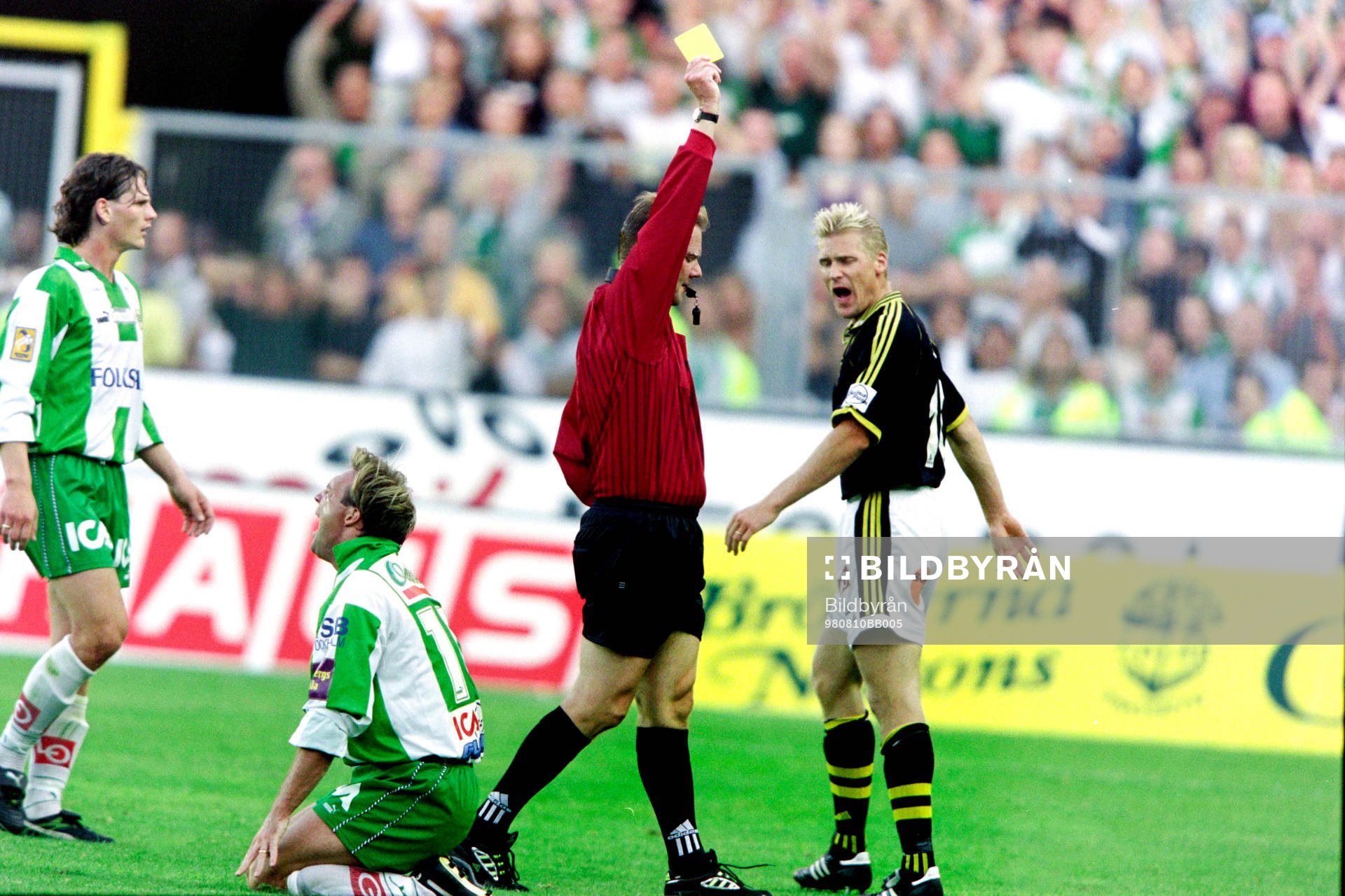 Domare Karl-Erik Nilsson varnar Johan Mjällby, AIK