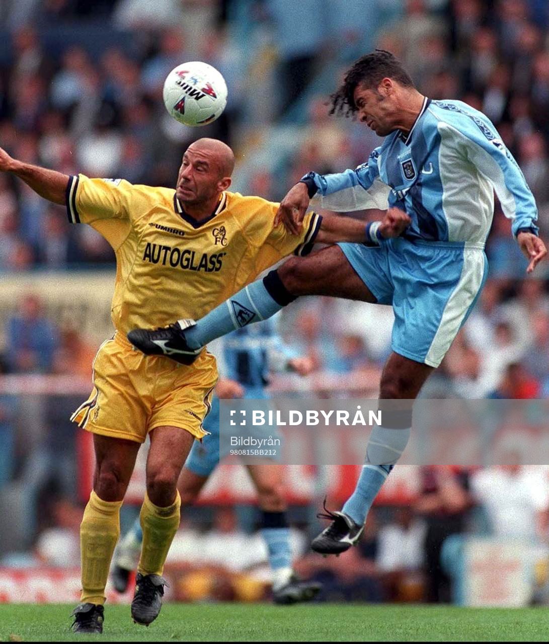 Gianluca Vialli (Chelsea) stoppas av Richard Shaw