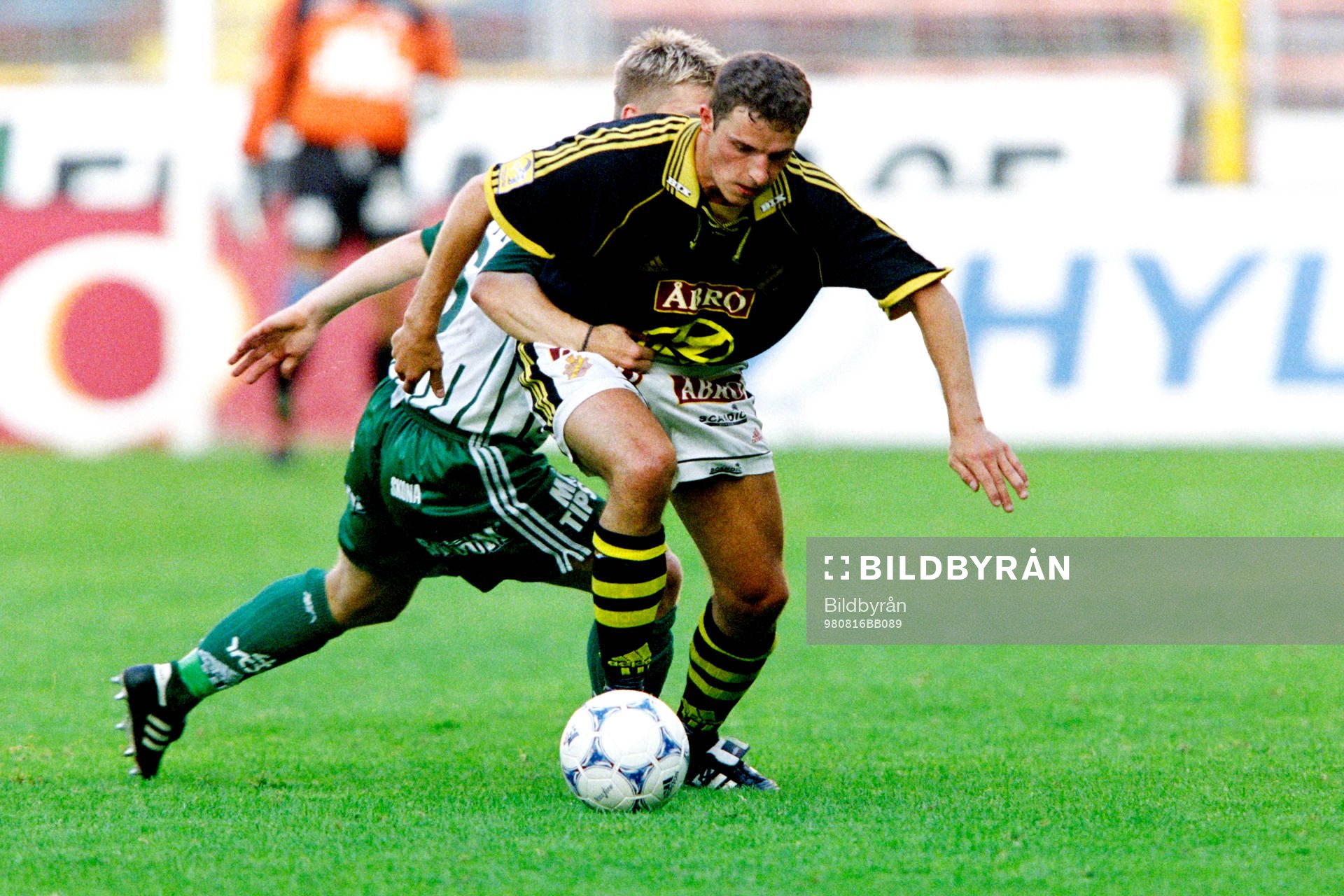 Hans Bergh, AIK med bollen uppvaktas av frölundas Tomas