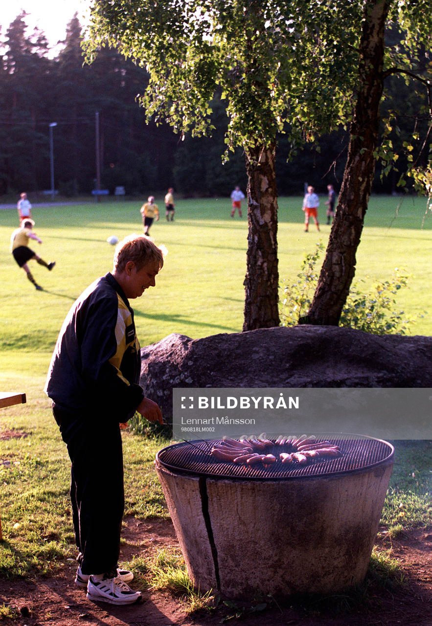 Korvgrillning bredvid planen., småklubbsfotboll