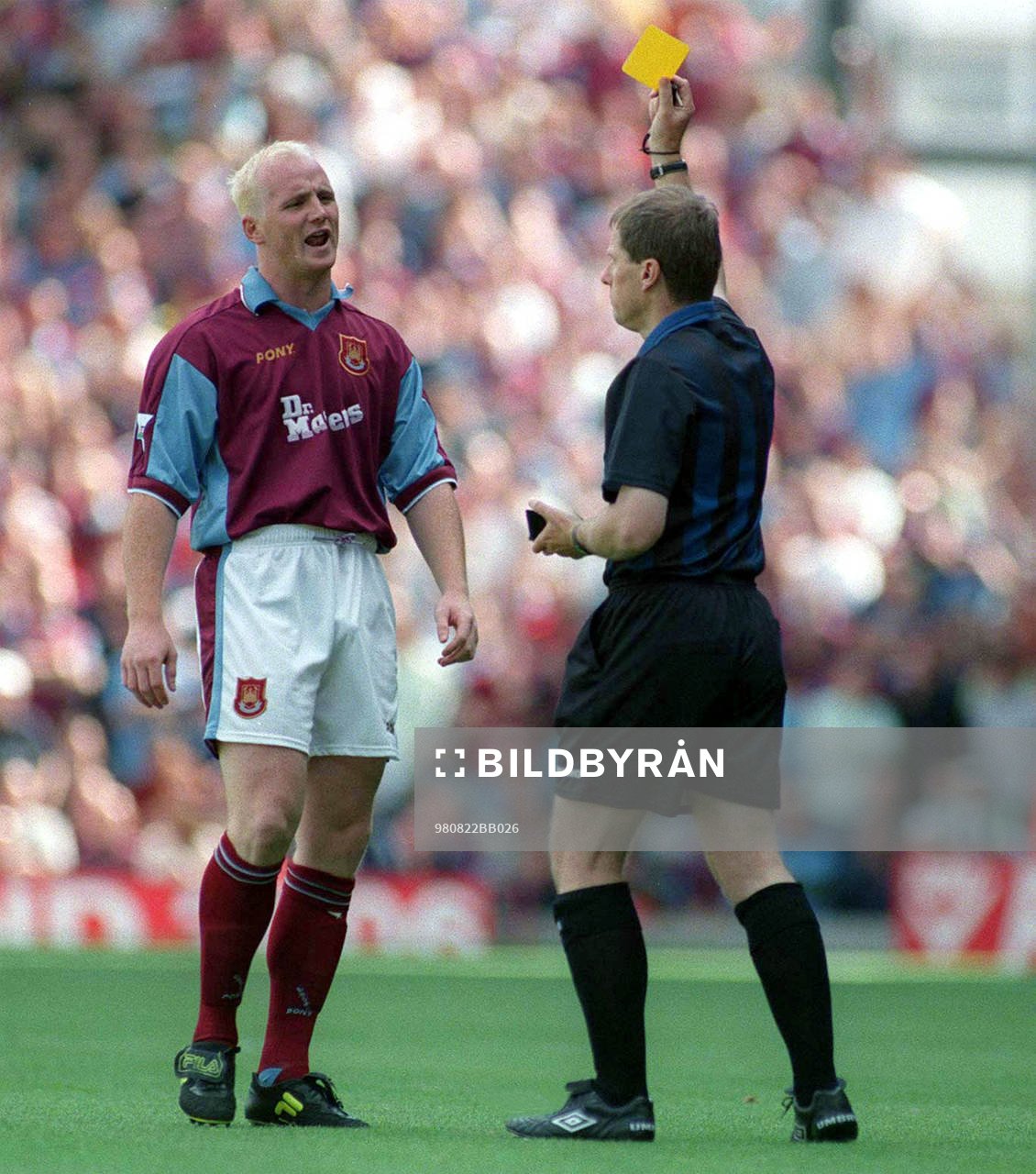 John Hartson, West Ham, får gult kort