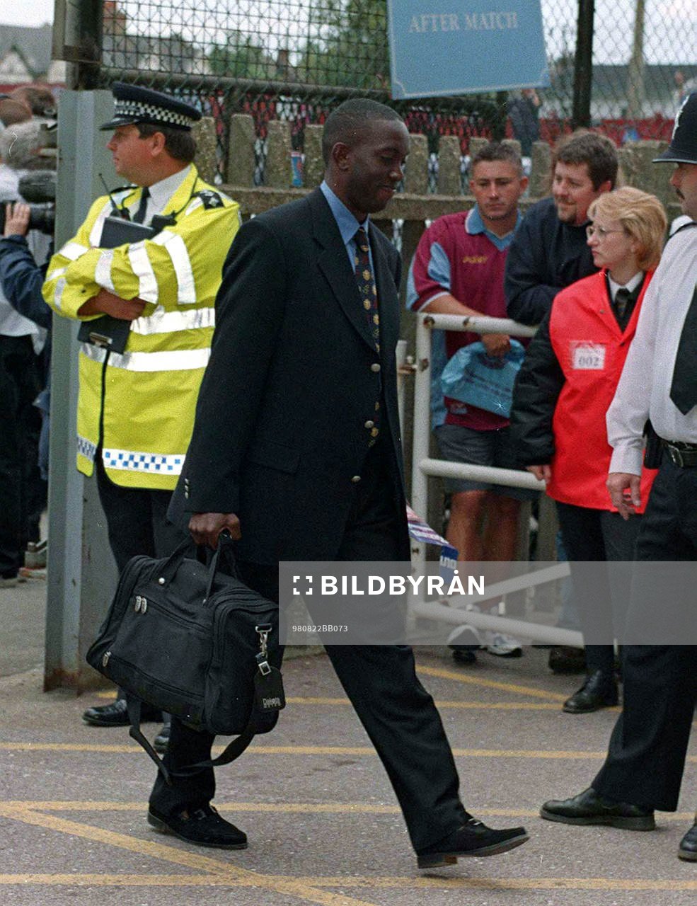 Dwight Yorke på väg in till sin debut för Man Utd