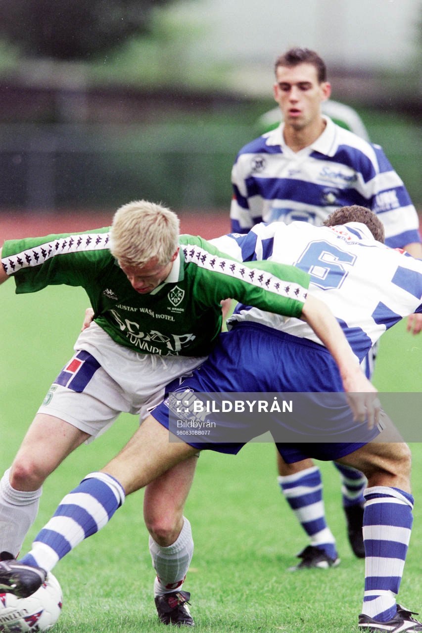 Fotboll, Div 1 Norra, Spårvägen - Brage, 1-1: Roger Forsman, Brage i kamp om bollen.