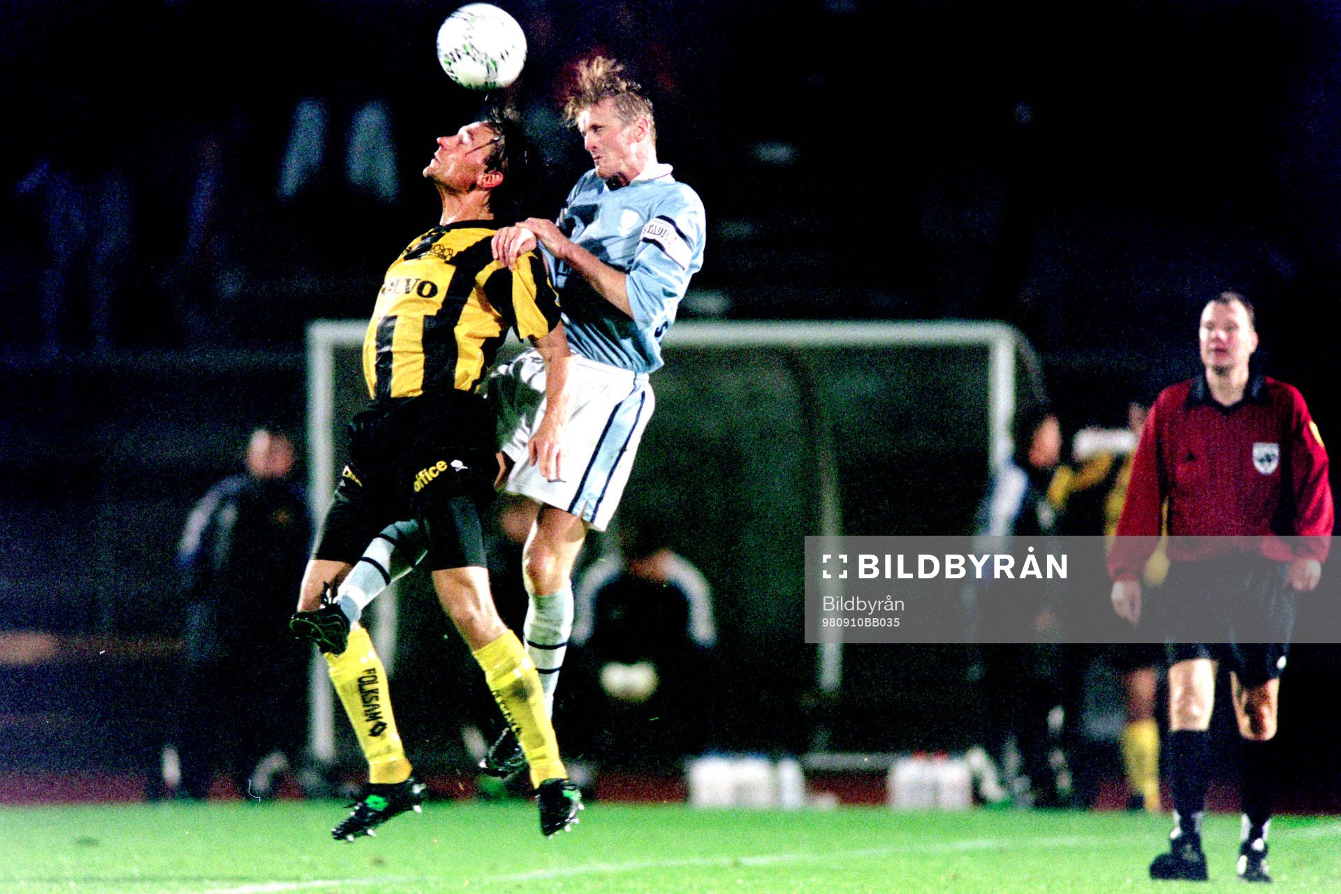Fotboll, Allsvenskan, Häcken - Malmö FF, 2-1: Sverrir Sverrisson, Malmö i en nickduell.