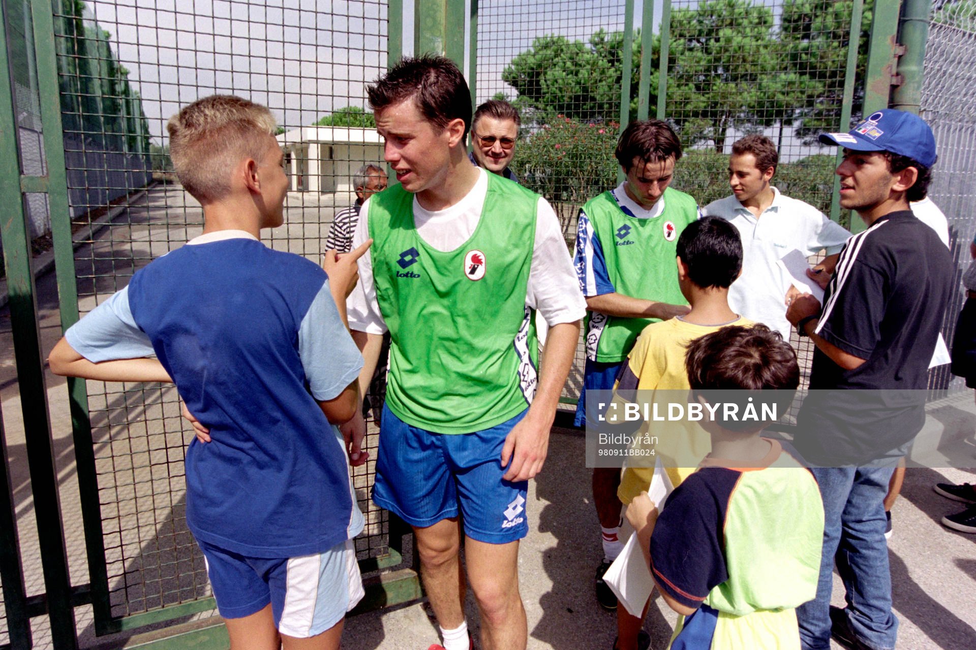 Daniel Andersson, Bari skriver autografer