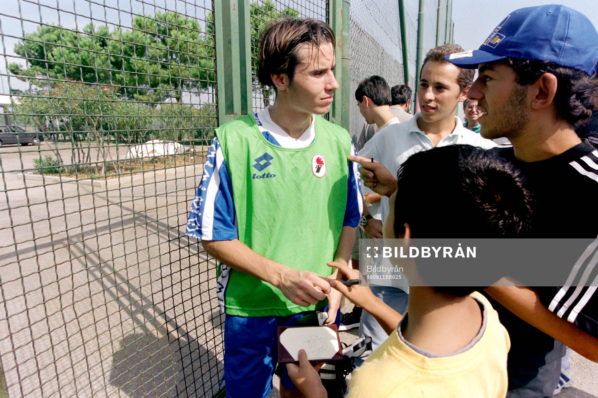 Yksel Osmanovski, Bari skriver autografer