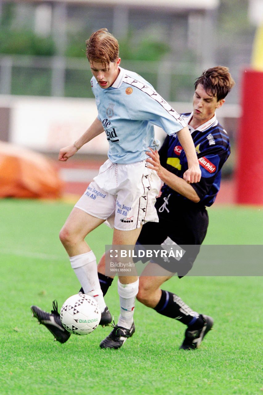 Fotboll, Div 1 Norra, Sirius - Gefle, 2-0: Magnus Svanfeldt, Sirius i ryggen på en geflespelare.