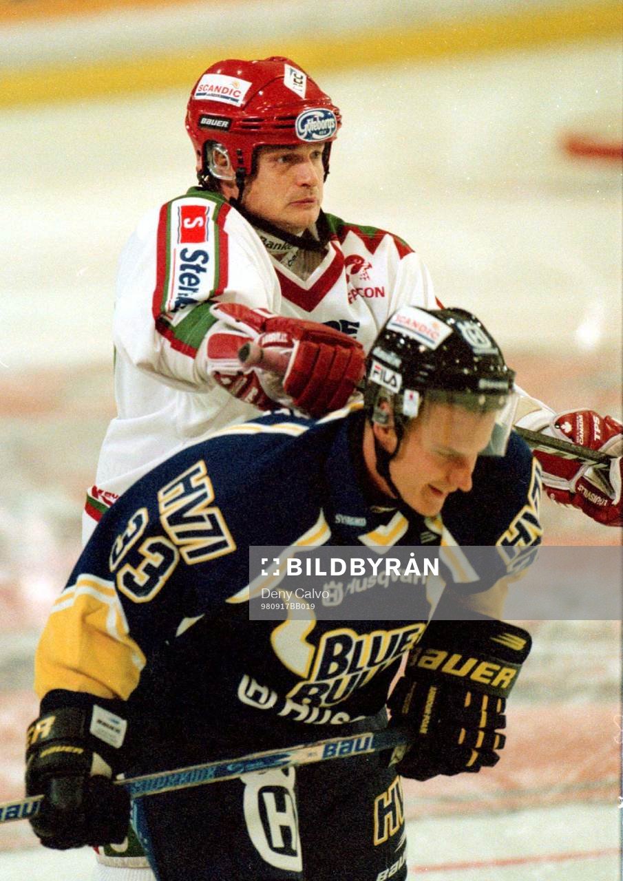 Stefan Larsson trycker till Jarkko Varvio (crosscheckling)