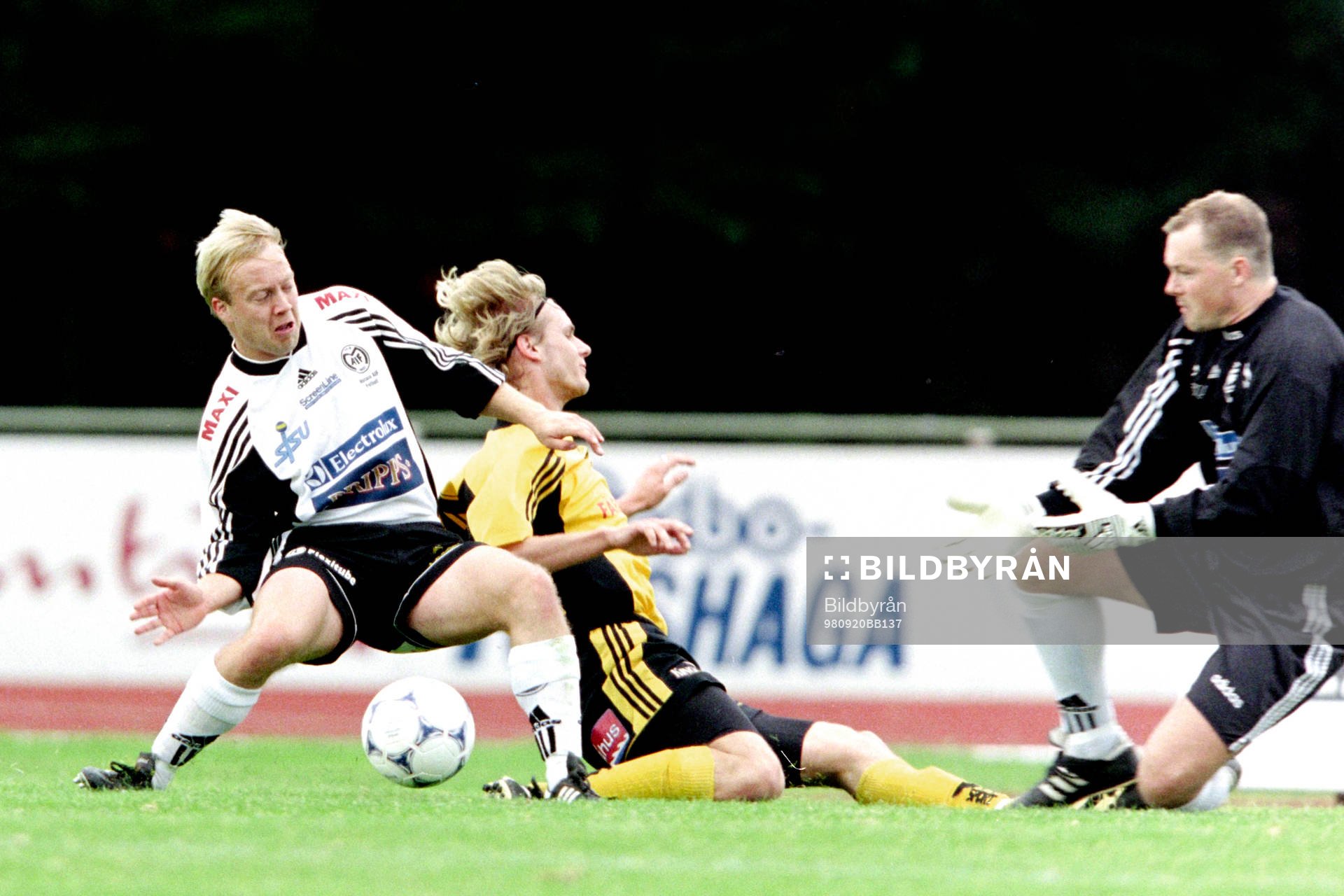 Fotboll, Div 1 Södra, IFK Hässleholm - Motala, 0-0: Stefan Östling, Motala och Simon Sjöfors, Hässleholm. 