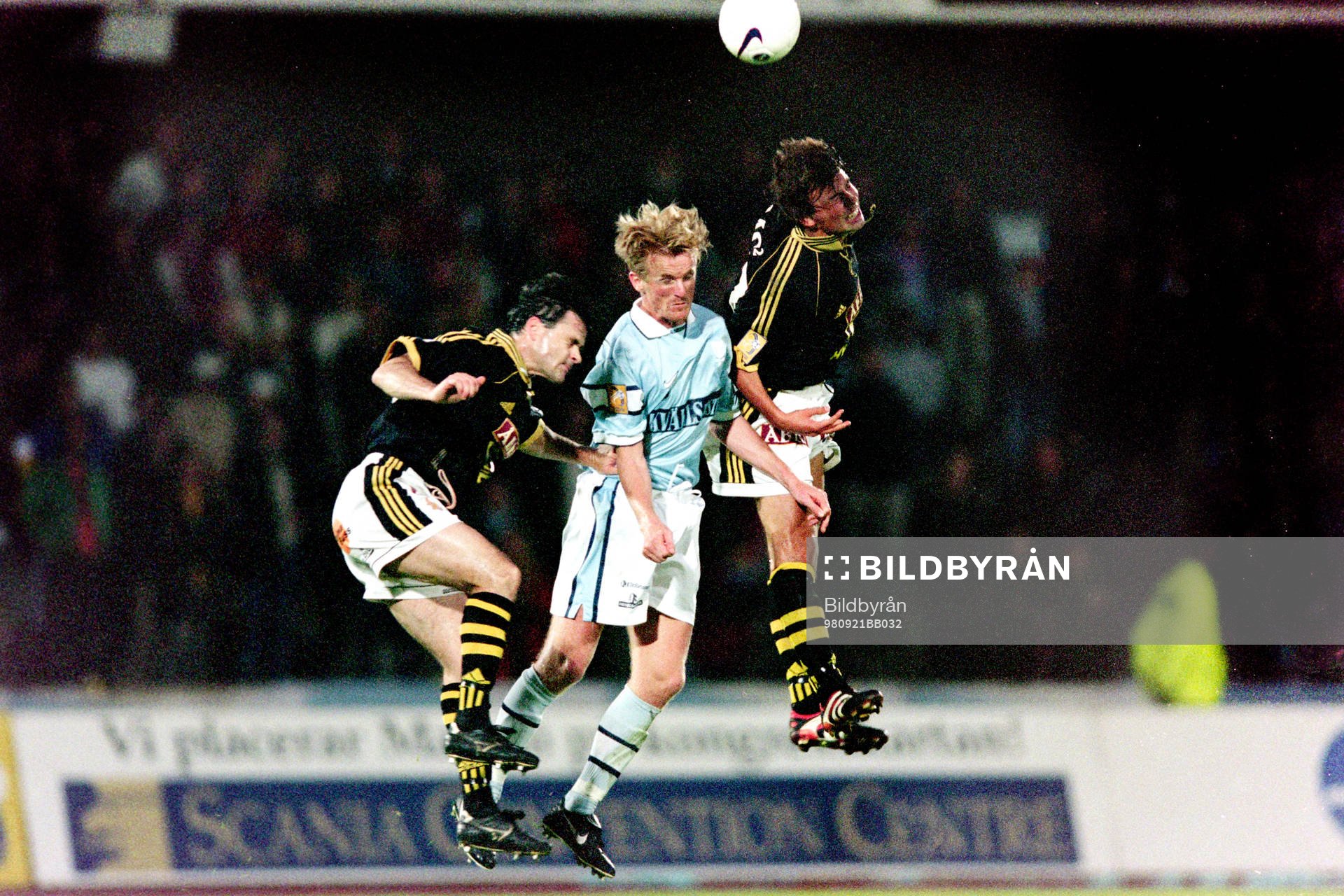 Fotboll, Allsvenskan, Malmö FF - AIK, 0-0: Anders Limpar, AIK i ryggen på Sverrir Sverrisson, Malmö.