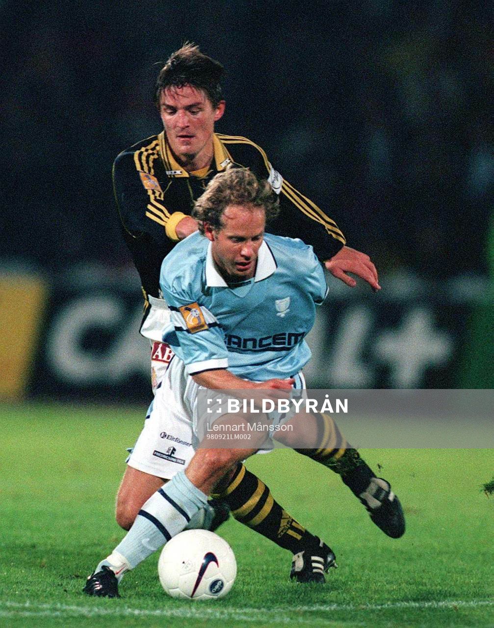 Patrick Englund trycker Niclas Kindvall i ryggen