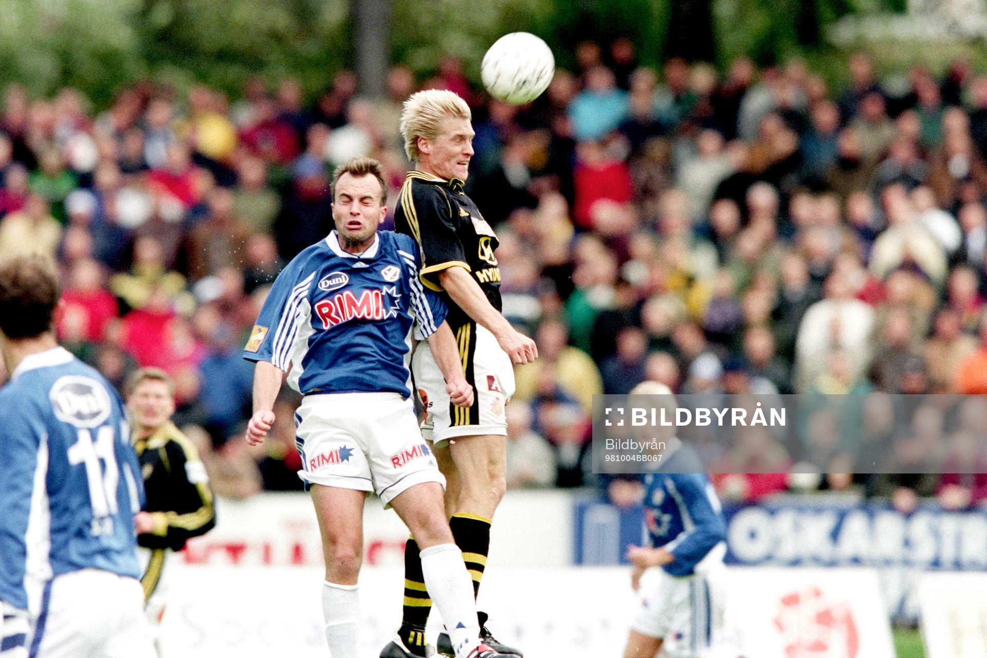 Peter Vougt, Halmstad och Johan Mjällby, AIK i en nickduell