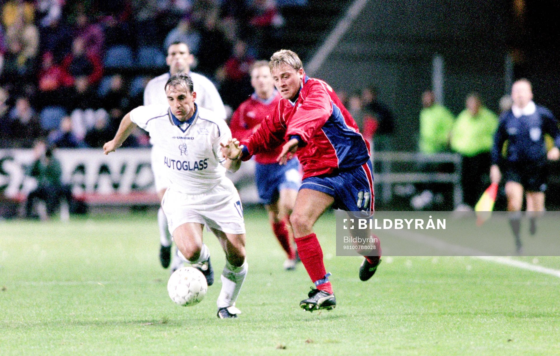 Fotboll, Cupvinnarcupen, Helsingborg - Chelsea, 0-0: Albert Ferrer, Chelsea och Erik Wahlstedt, Helsingborg.