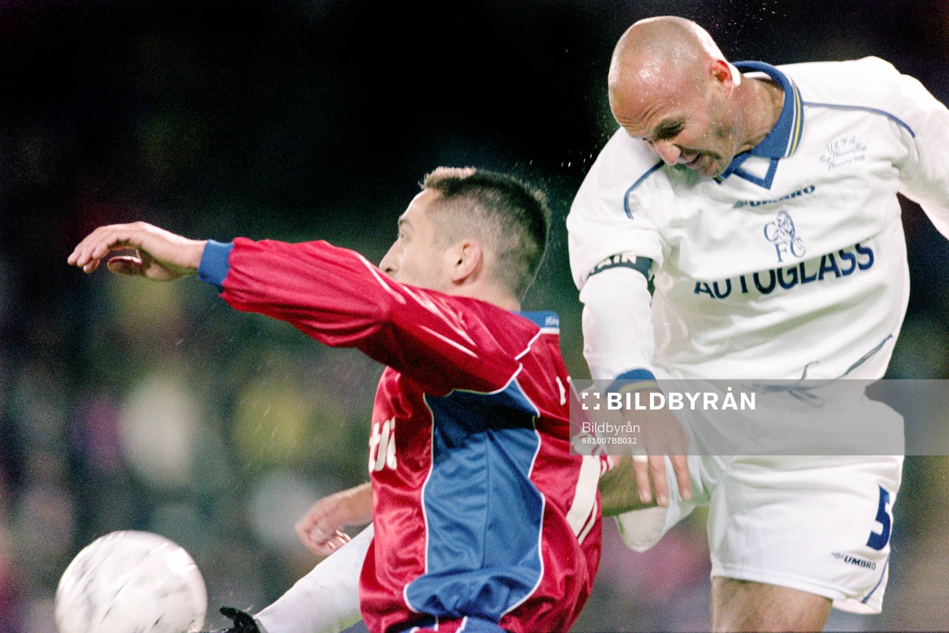 Fotboll, Cupvinnarcupen, Helsingborg - Chelsea, 0-0: Magnus Powell, Helsingborg och Frank Leboeuf, Chelsea.