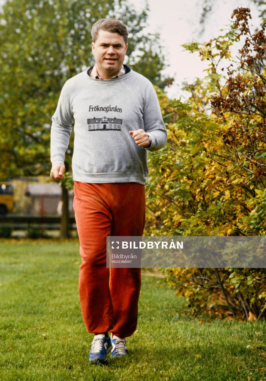 Fotboll: Roger Magnusson joggar.