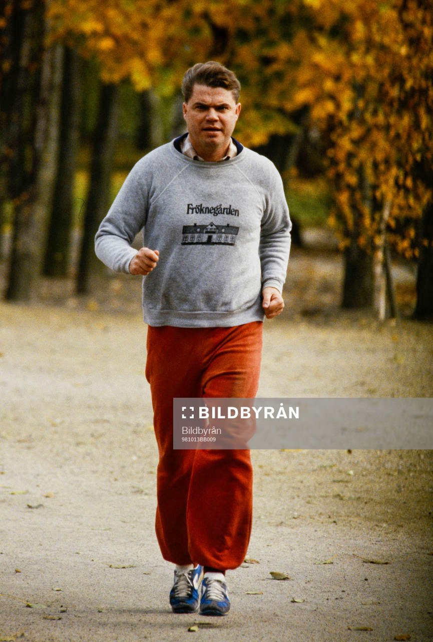 Fotboll: Roger Magnusson joggar.