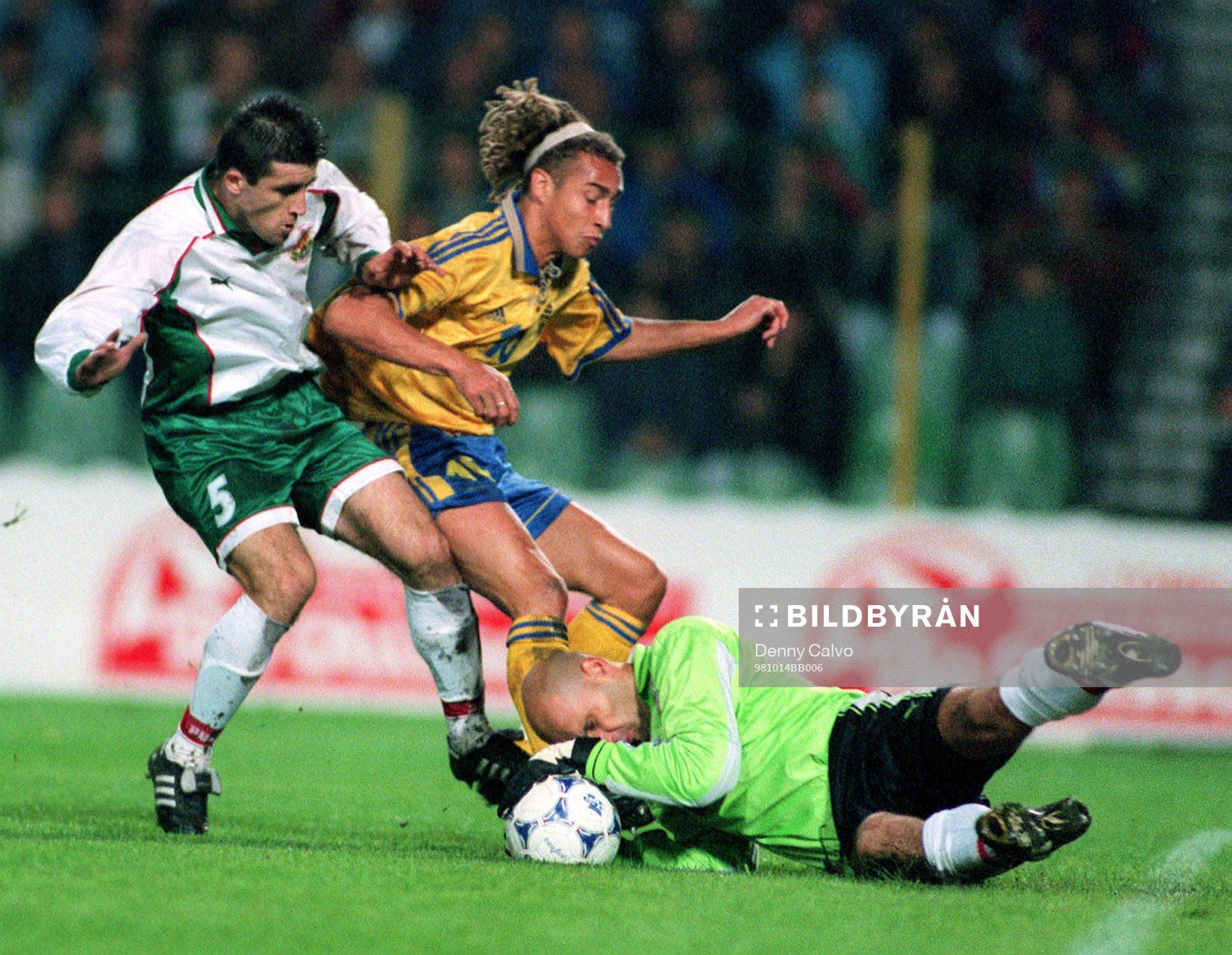 Zdravko Zdravkov tar bollen framför Henrik Larsson (Henke
